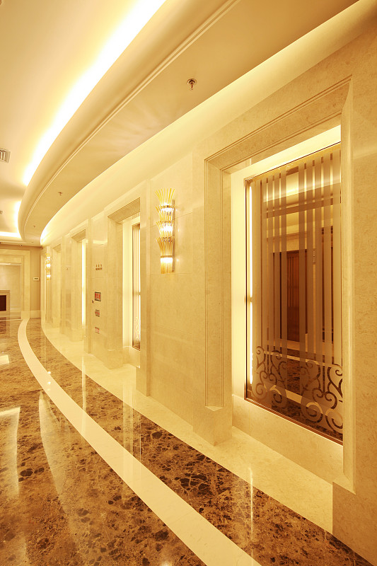 陆由贪心多听了主持人的一句话等追出会场时周瑾已经没了踪影。 电梯停在十六楼并没有运行走廊左手边的其他大厅都是大门紧闭。 幸好走廊里并非空无一人。 一个身穿白大褂的年轻男人负着手站在落地窗前抽烟表情漠然。 刚才进来的时候他已经在这里了叼在嘴角的那根烟依旧没有点燃。 请问刚才有个女生从这里经过您看见她往那个方向去了吗？ 陆由并没有抱太大希望只是下意识开口问询。 白大褂吃了一惊回转身才发现