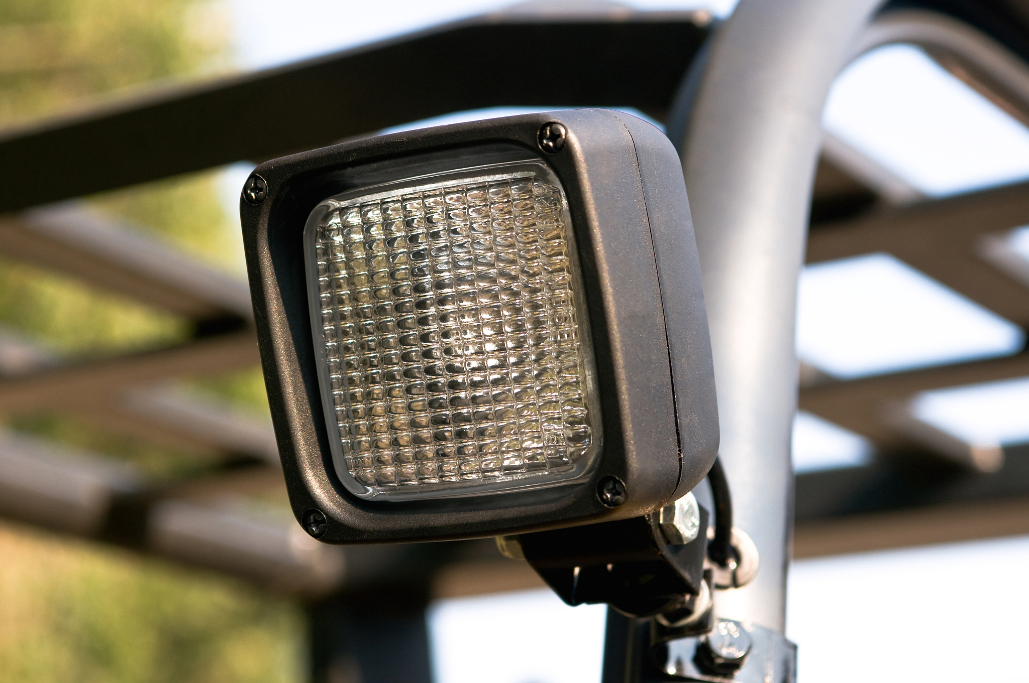 关于电动叉车维修保养的500字文章