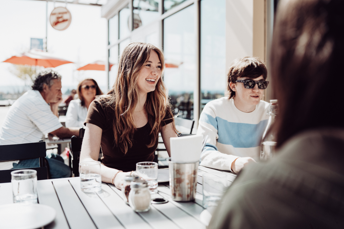 今天收获颇丰。带我最小的女儿去她朋友的聚会然后和朋友共进晚餐。他今天下午打电话给我问我愿不愿意见他。我刚吃完晚饭正在回家的路上