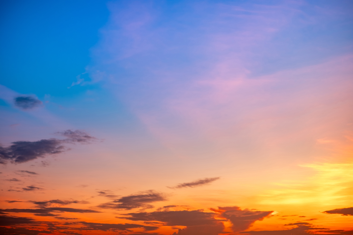 请描写一下傍晚夕阳天色渐晚的画面