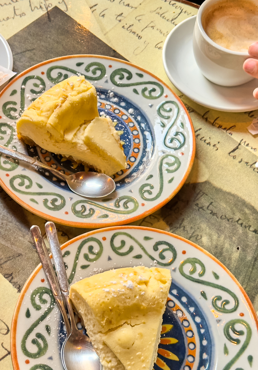 营养美味早餐：夹心饼干、咖啡、奶油马斯卡彭奶酪和黑巧克力