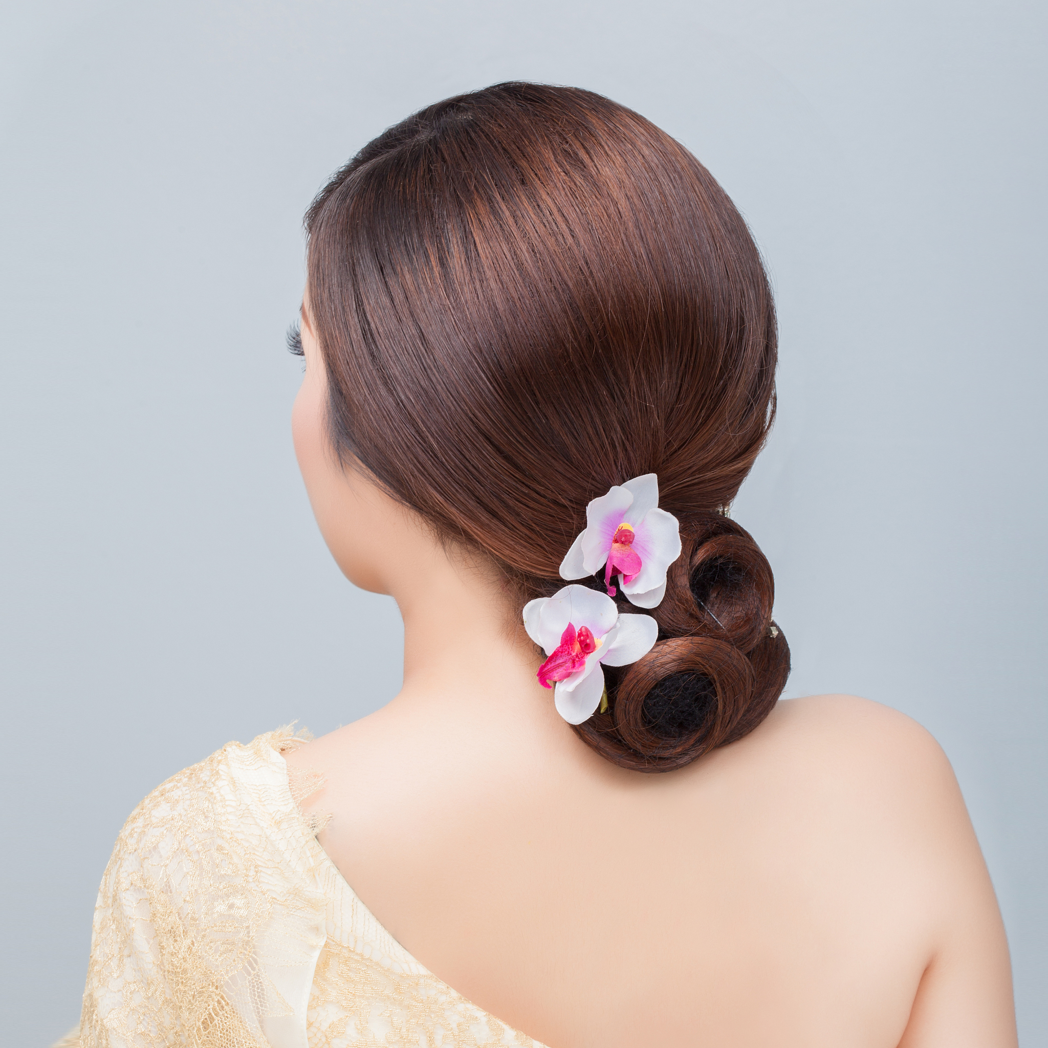 西安盘头化妆教程：掌握技巧，打造时尚造型