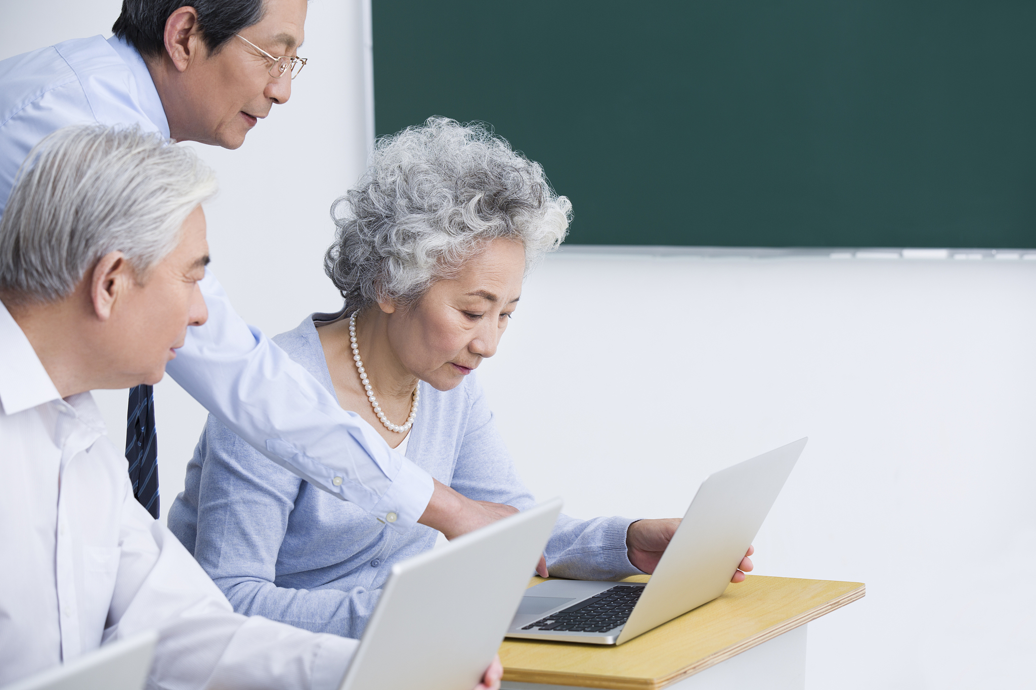 小宁是学计算机的高材生老钱年纪较大了有很多不懂的问题向小宁去请教。但是有些问题小宁说了很多次老钱要么说还是不懂要么说又忘了。小宁就埋怨了几句老钱就非常不快说我再也不找你这个高材生了。如果我正好在现场要对小宁做沟通疏导工作现场模拟。按照机关工作人员面试标准回答600字左右只给出我要说的话就行