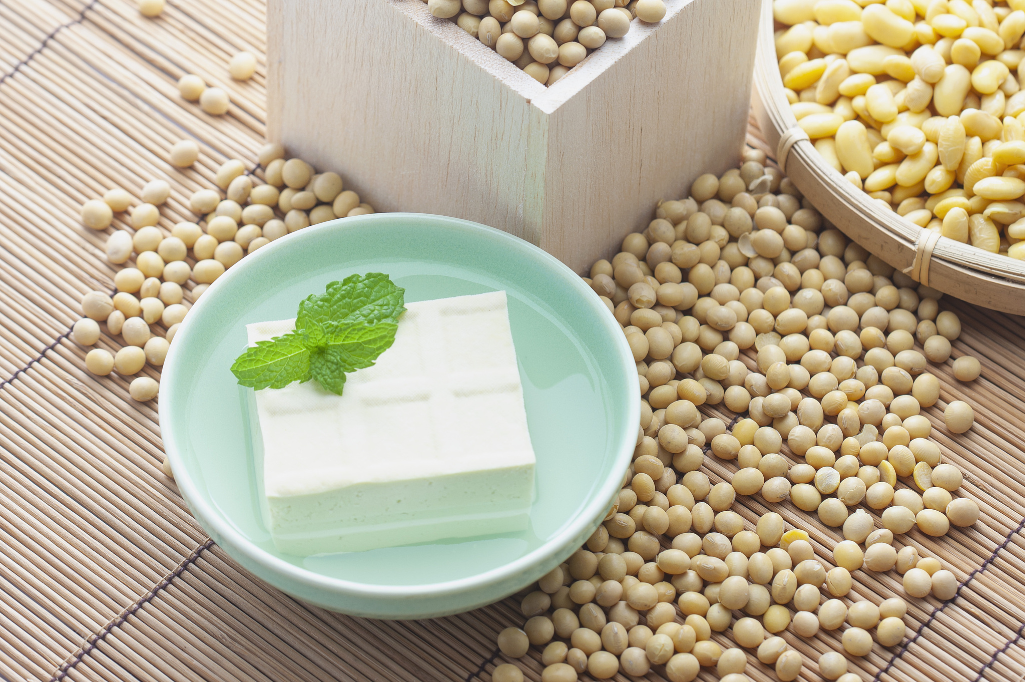 豆腐主要的制作食材是大豆豆腐中含有丰富的营养成分比如蛋白质、水、钙、油脂、磷、铁、维生素B2、维生素B1以及X请问X代表六类营养素中的什么呢？豆腐中具有人体必需的微量元素是什么？点豆腐时加入盐的化学式是什么呢？给大豆施用的复合肥的化学式是什么呢？洗涤剂为什么可以洗去大豆油脂呢？