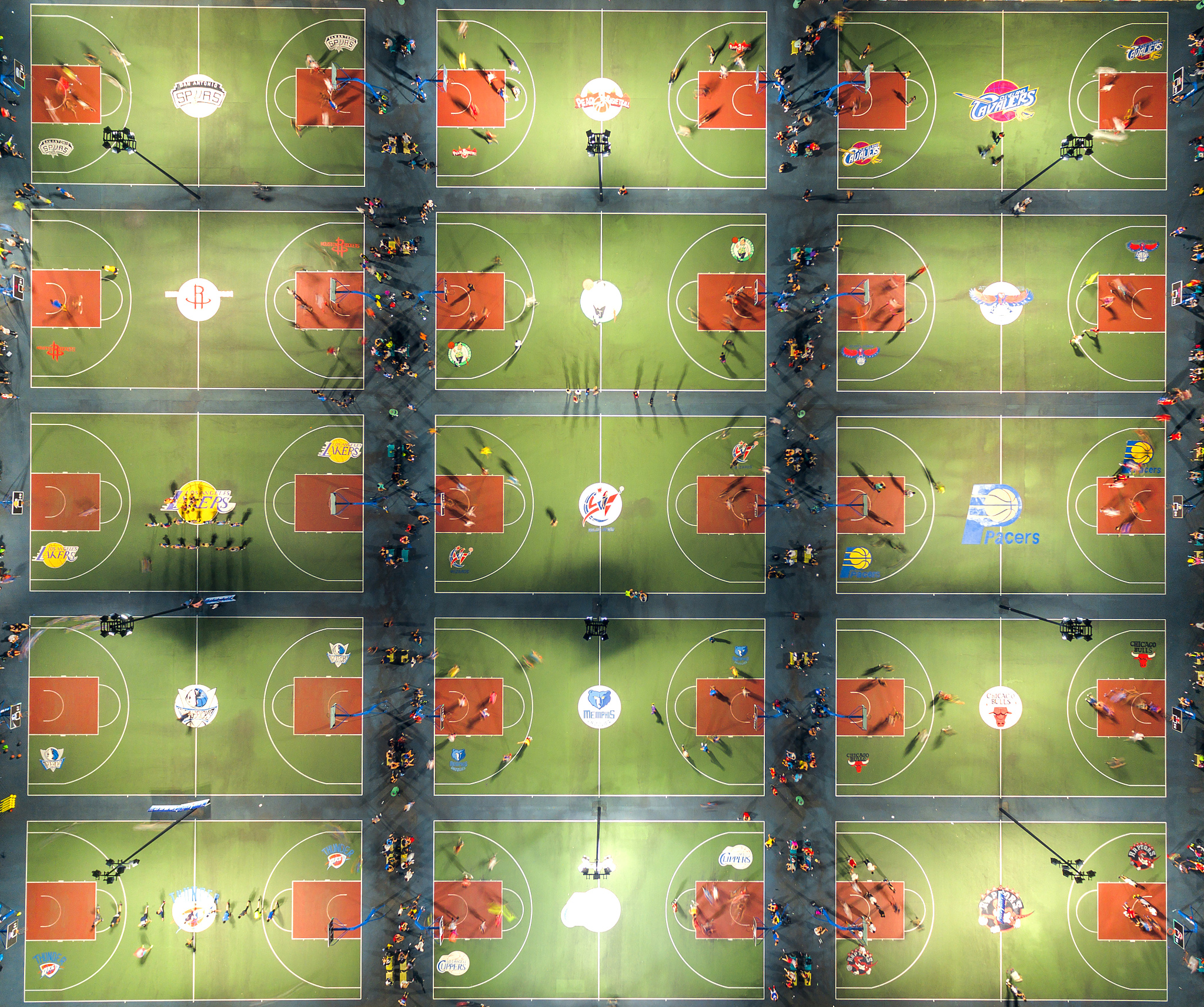 你能在实况足球2013安排出一套总当时身价3亿欧元左右的阵容吗