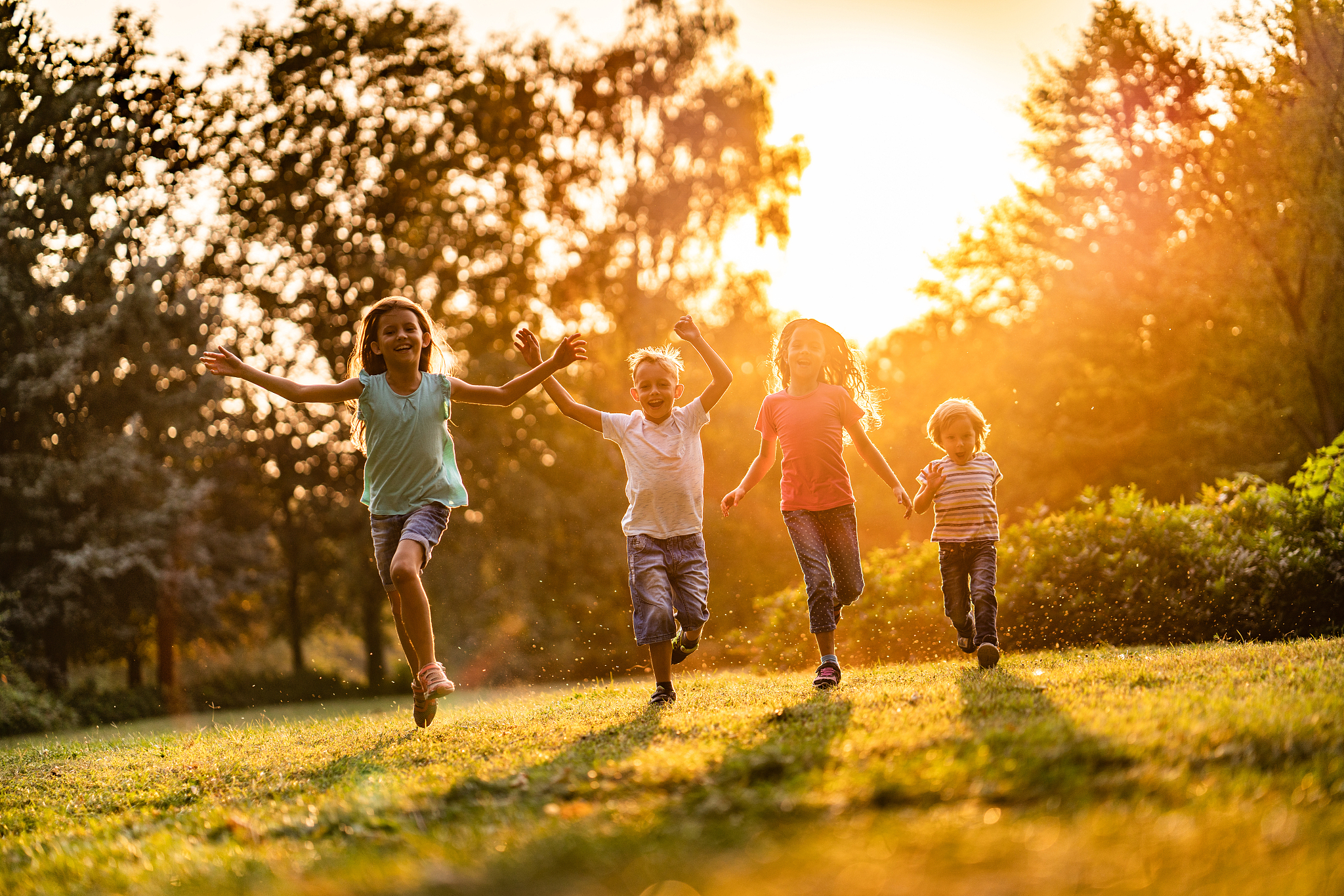 从前有个农夫嫌他种的禾苗长得慢就到地里把禾苗一株株地拔高了一点。回家后他对家人说今天可真把我累坏了!但我总算让禾苗一下子长高了。儿子到地里去一看禾苗都已经死光了。现在有些家长急于让孩子成功往往步那个农夫的后尘搞得孩子苦不堪言却不见孩子学业长进。这样的家长是否该对这个问题有所醒悟让孩子自然成长呢