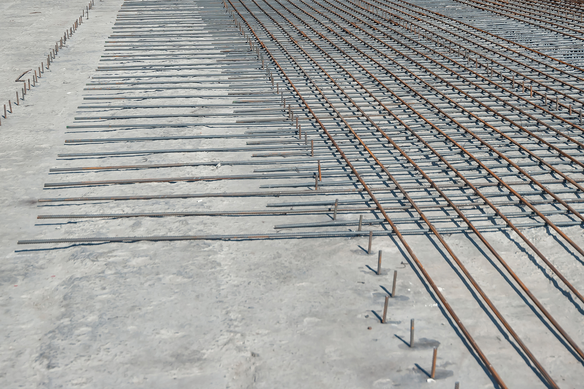 什么是预应力钢筋的预应力传递长度？传递长度内的抗裂能力与其他部位有何不同？何时考虑其影响？