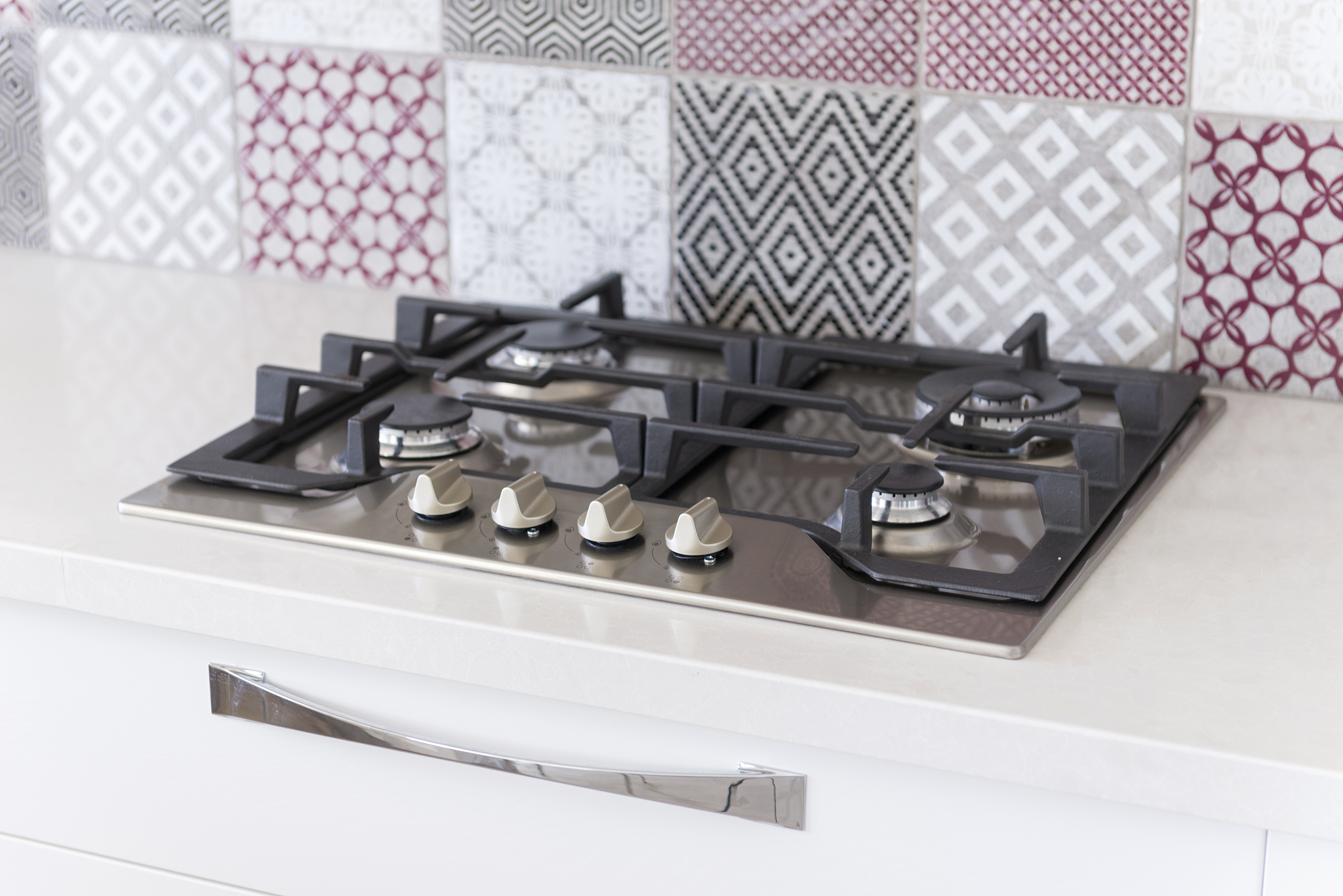 液化气灶离墙多远不会烤坏瓷砖