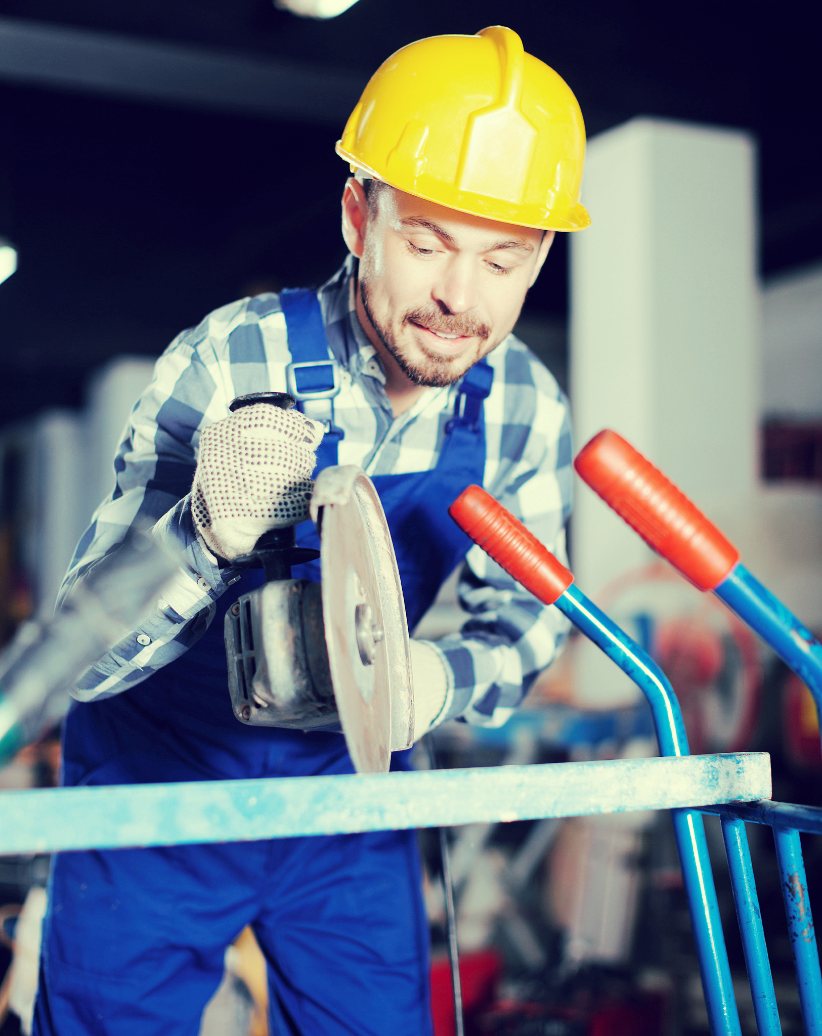 worker starting to assemble with scaffoldings