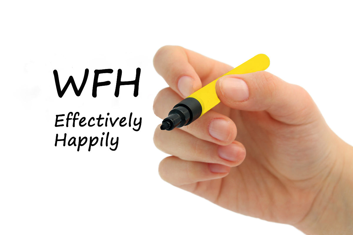 在白板上手写"wfh","高效快乐",新常态,经营理念,新冠肺炎;在家工作(w