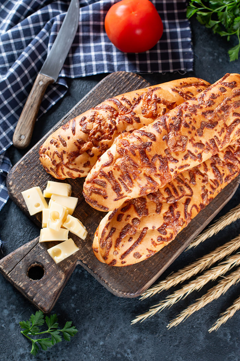 内容：为了庆祝拿破仑千层和黑松露火腿芝士棒这两个新品的发布本店特意邀请大家参与今日的抽奖活动！字数：30字。风格：语言风格活泼