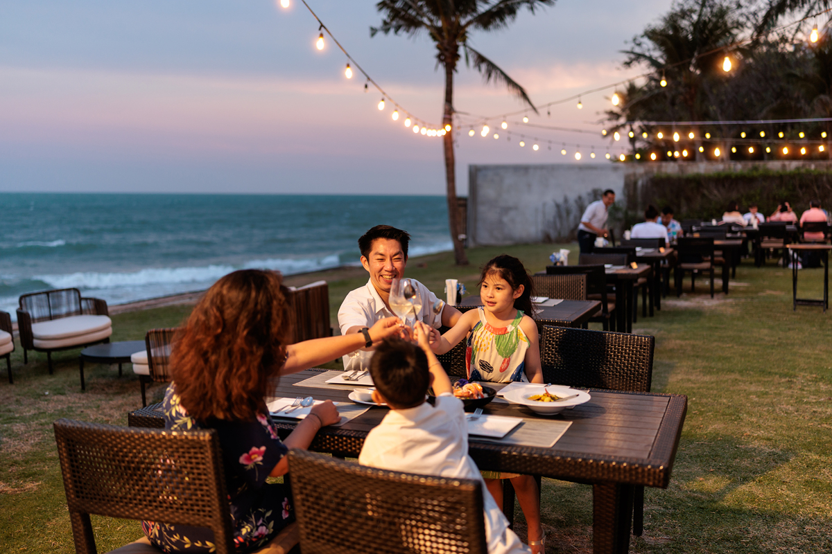 夏天跟朋友聚会的句子