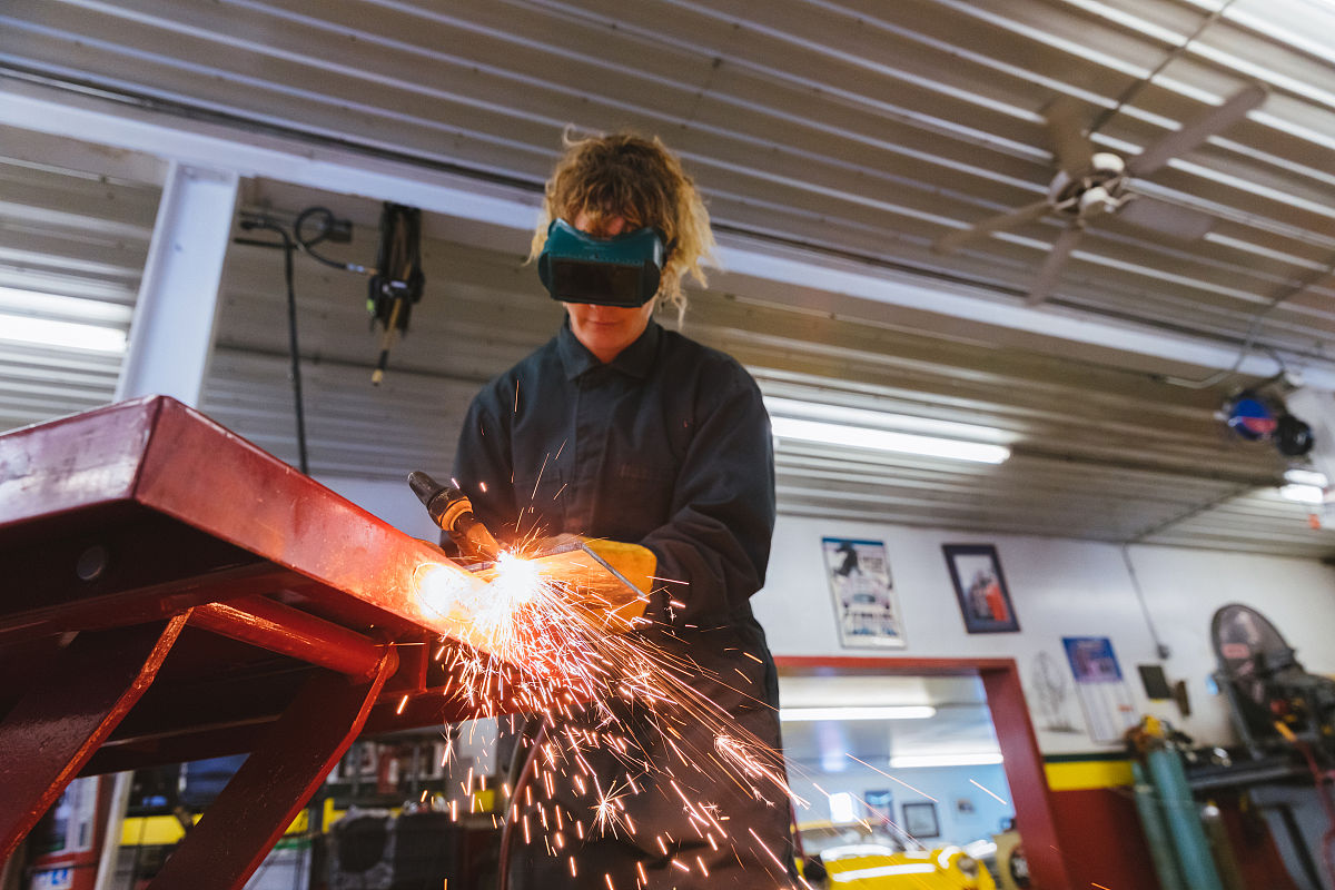 中级工程师评审标准：技术、经验、团队合作、创新等维度评估