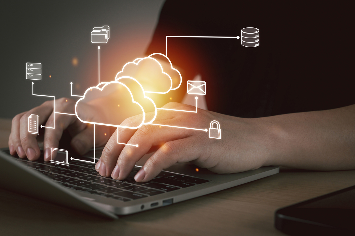 你能把随着计算机和网络技术的普及互联网日益成为人们生活和工作中不可或缺的一部分。换个方式表达吗