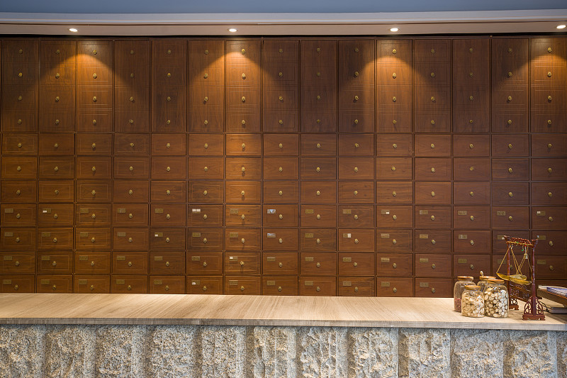 重庆护理学校中药学专业和药学专业哪个比较好？它们是有把中医和西医分开吗？