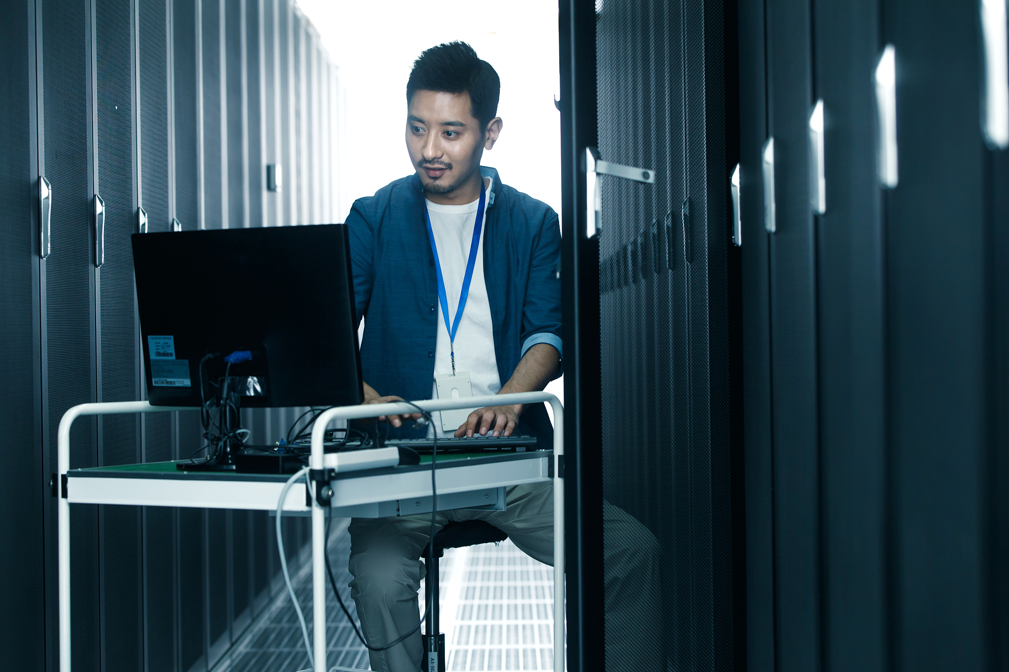 进出机房要严格遵守机房管理规定如不得在机房内抽烟、拍照等请再列举出至少5种不得在机房内进行的行为