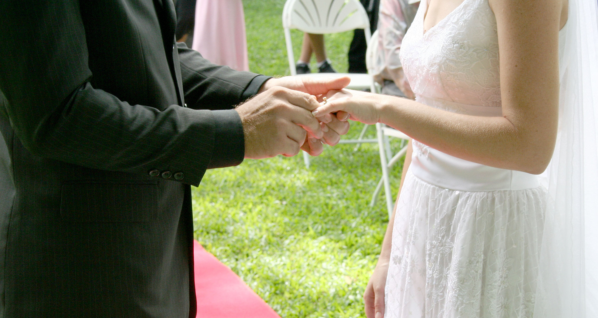 和我相处10年的好朋友要结婚了他对象也是我曾经暗恋的对象我们认识也10年了今天收到好友的婚礼邀请想发个朋友圈来表达自己的心情。