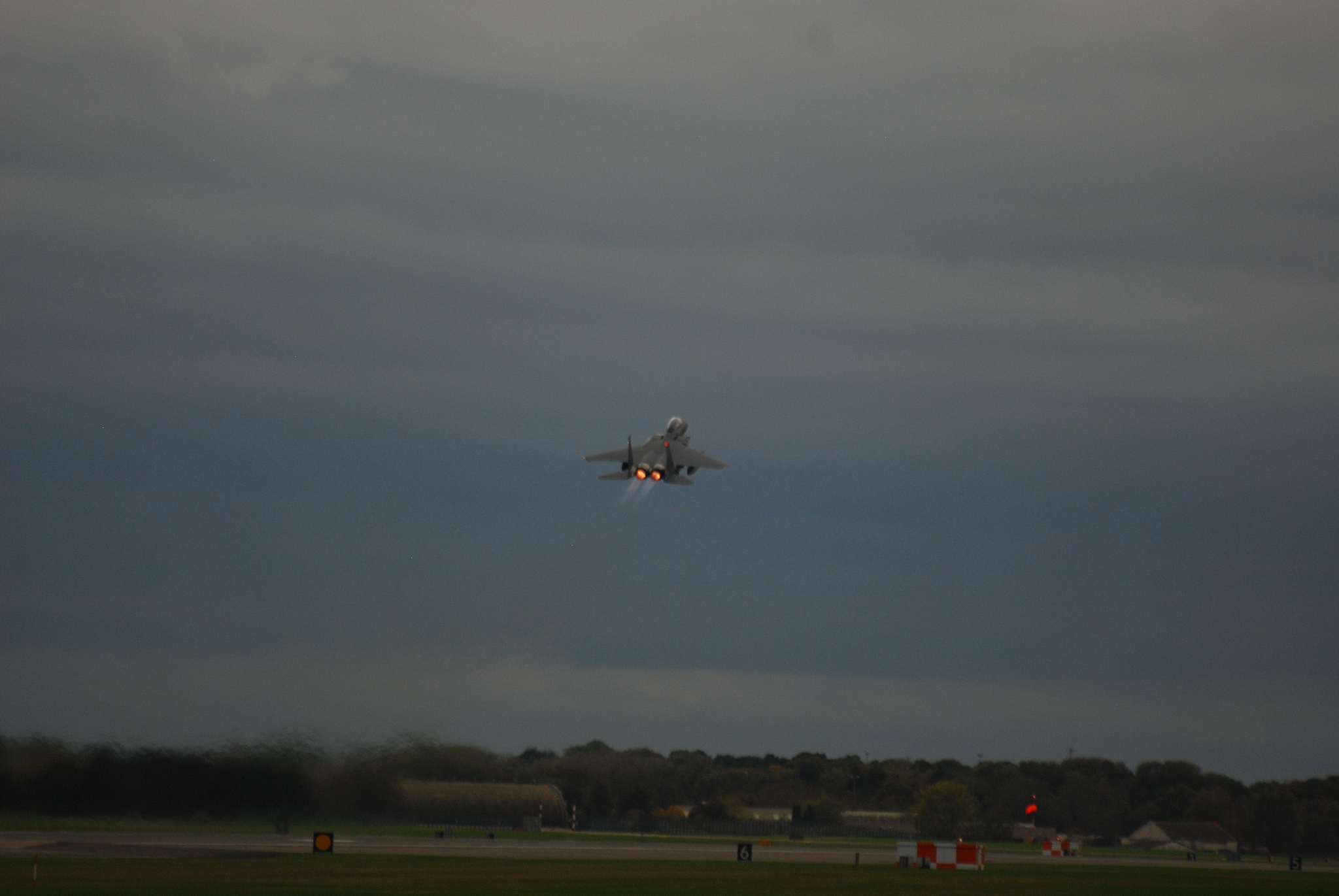 无人机蜂群作战单元：数百架无人机组成的空中力量