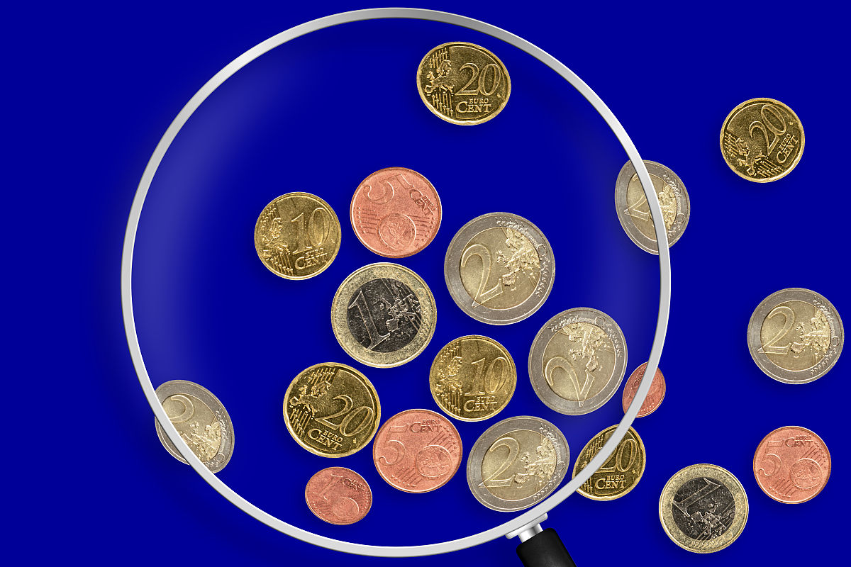 下列事件中是随机现象的有A在地球上一个标准大气压下水加热到100摄氏度时沸腾B投掷一枚均匀硬币结果为正面向上c在欧式几何中三角形内角和为180度D一个盒中有5只相同的次品灯泡从中任取一只灯泡为次品灯泡