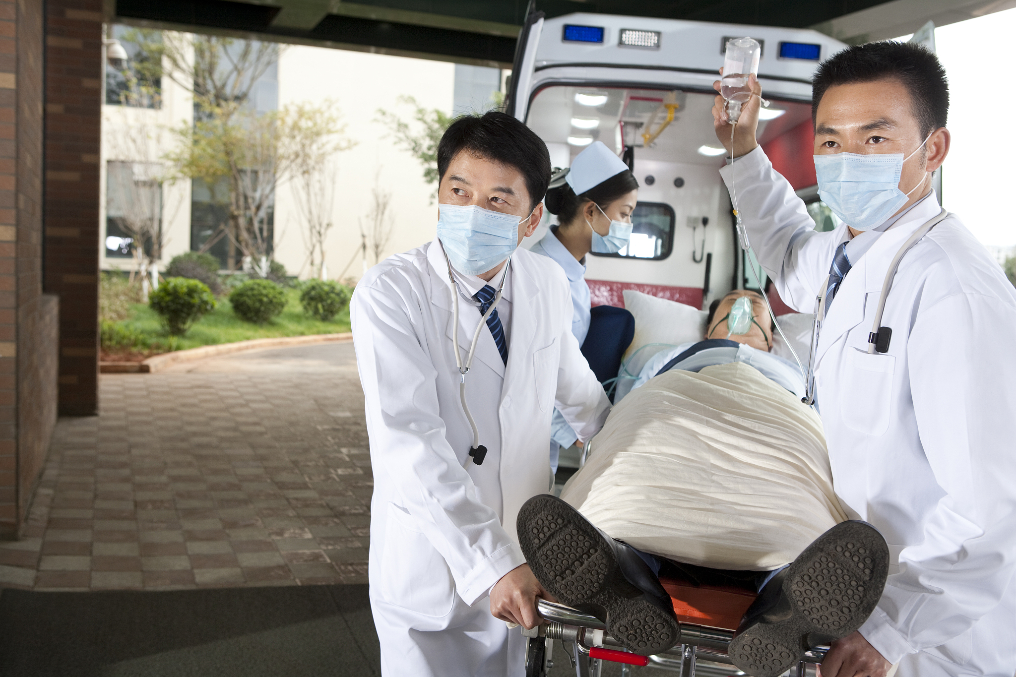 正常的P班当班护士只有一人当小刘忙完全病区的常规护理工作时天已经黑了下来在平时已经到了护士的就餐时间但小马隐隐觉得该患者家属仍然是放心不下想再次去提醒该家属要注意休息照护病人劳逸结合要和家人商量轮替。当再次看到患者家属时发现她的脸色有点苍白感觉更加疲惫。小刘当即就意识到可能是突发急症马上给她测量心率及血压发现患者家属的心率很快并且心率不齐。小刘立刻按照科室的应急方案呼叫二值护士简要描述过程后迅速拿