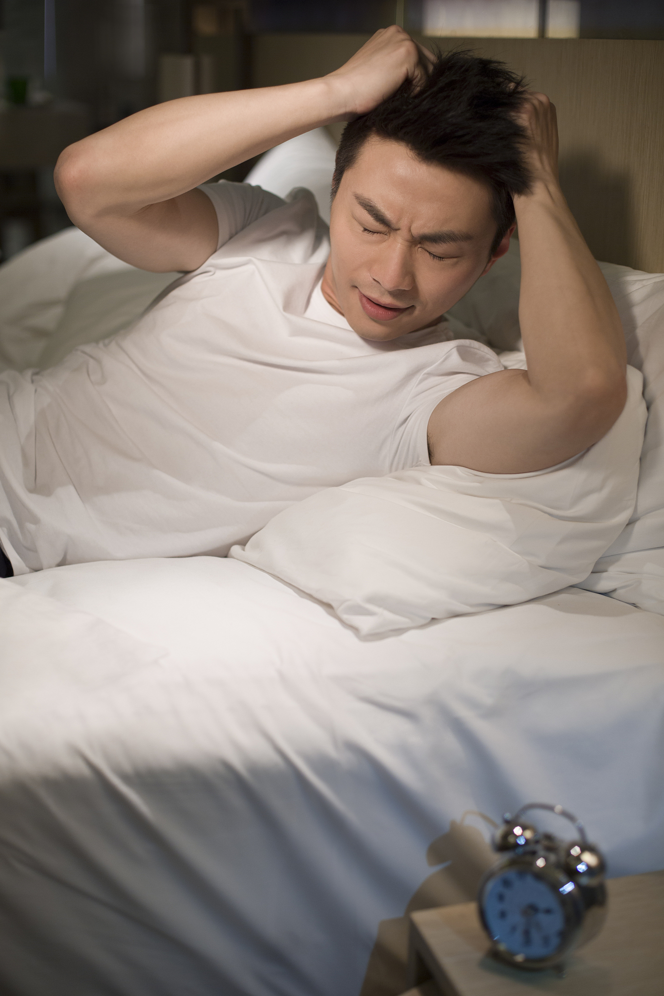 年轻男子深夜失眠