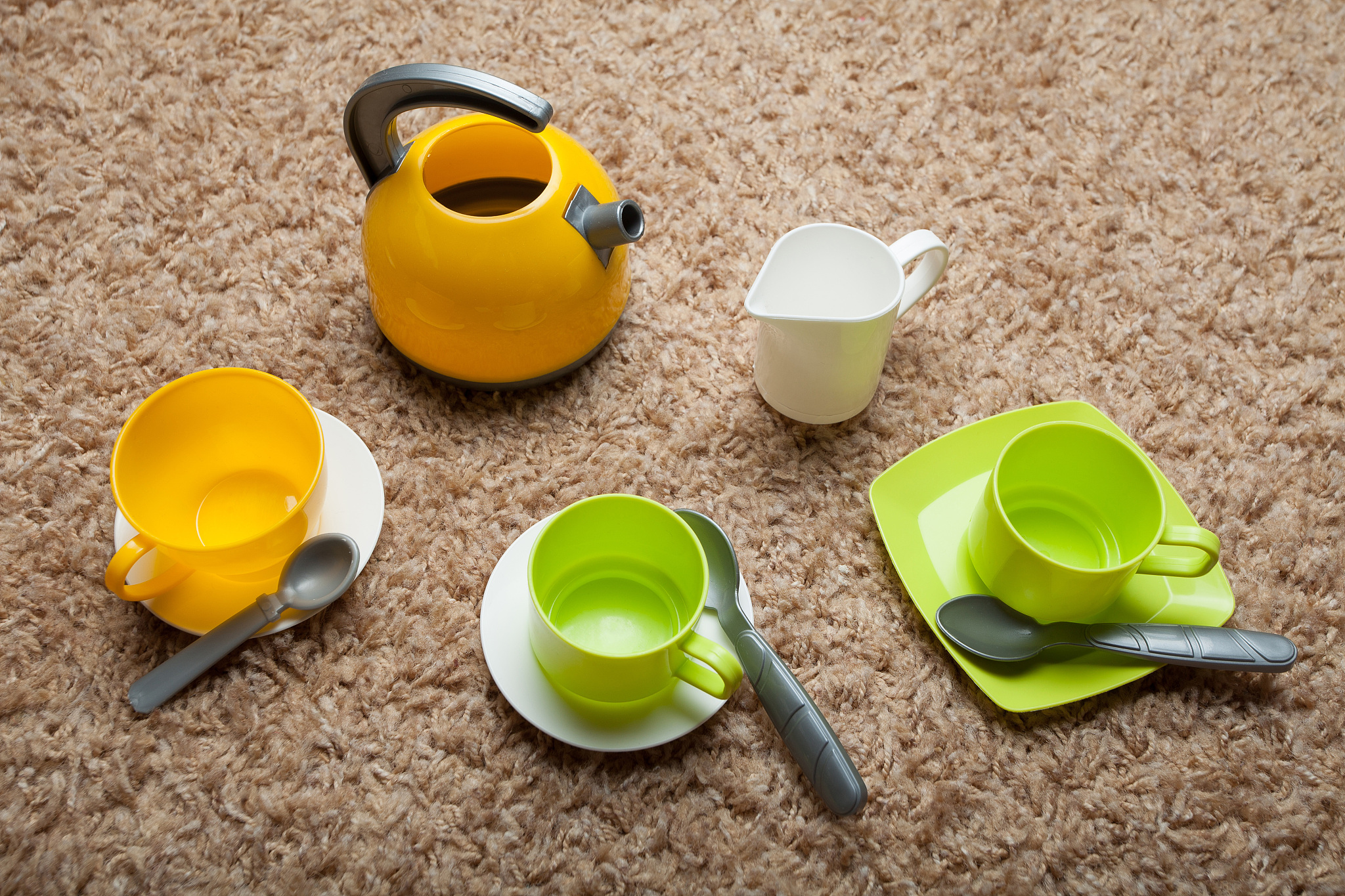 children's toy dishes of different colors