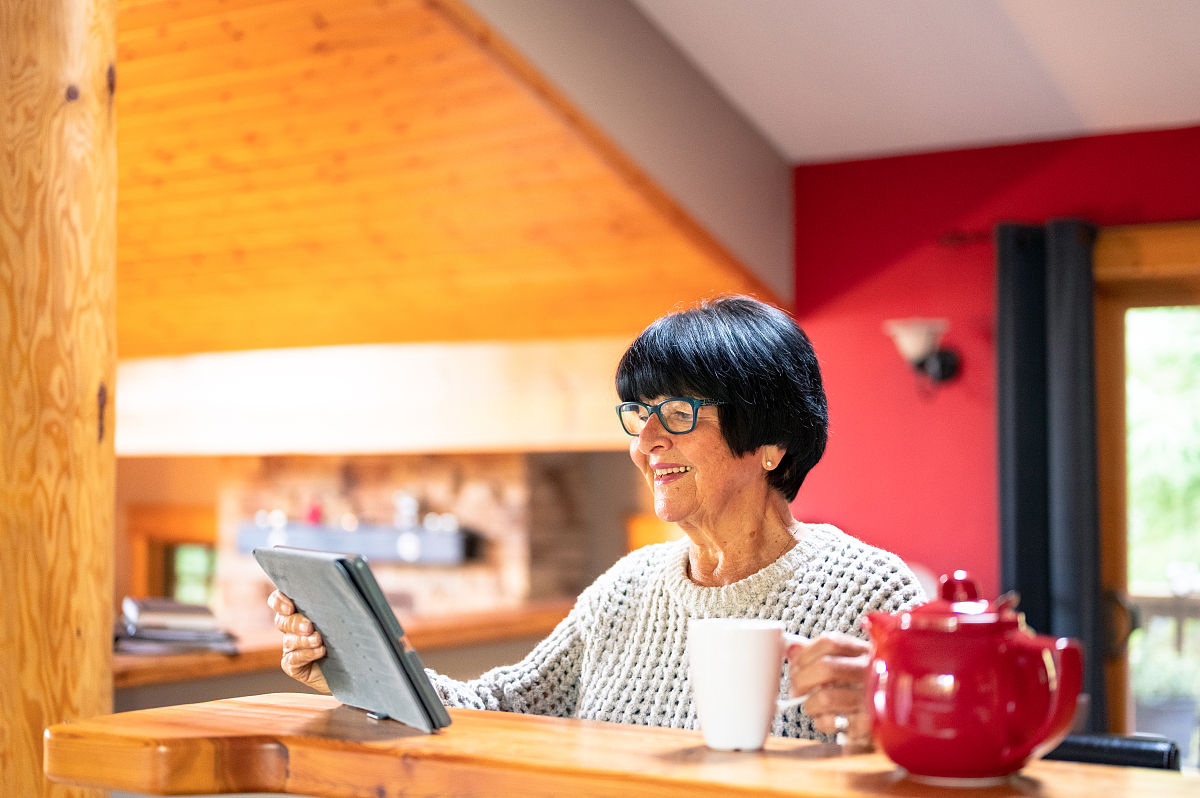 帮我介绍一下韩国作家九人会组成成员和他们的笔名