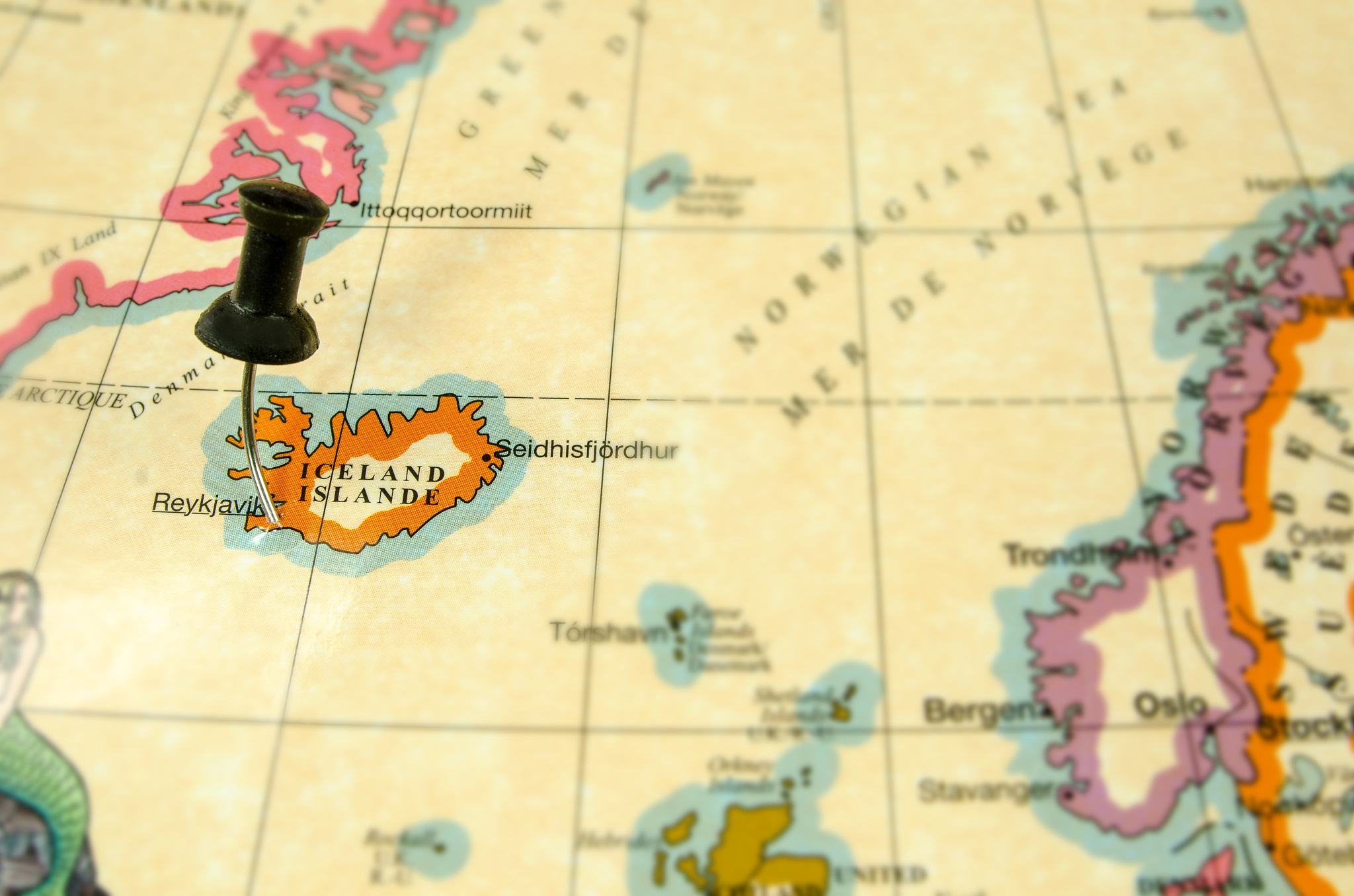 南乔治亚岛是南极洲的吗不是。南乔治亚岛位于南大西洋是英国的海外领土与南极洲相距约1300公里。在南冰洋吗