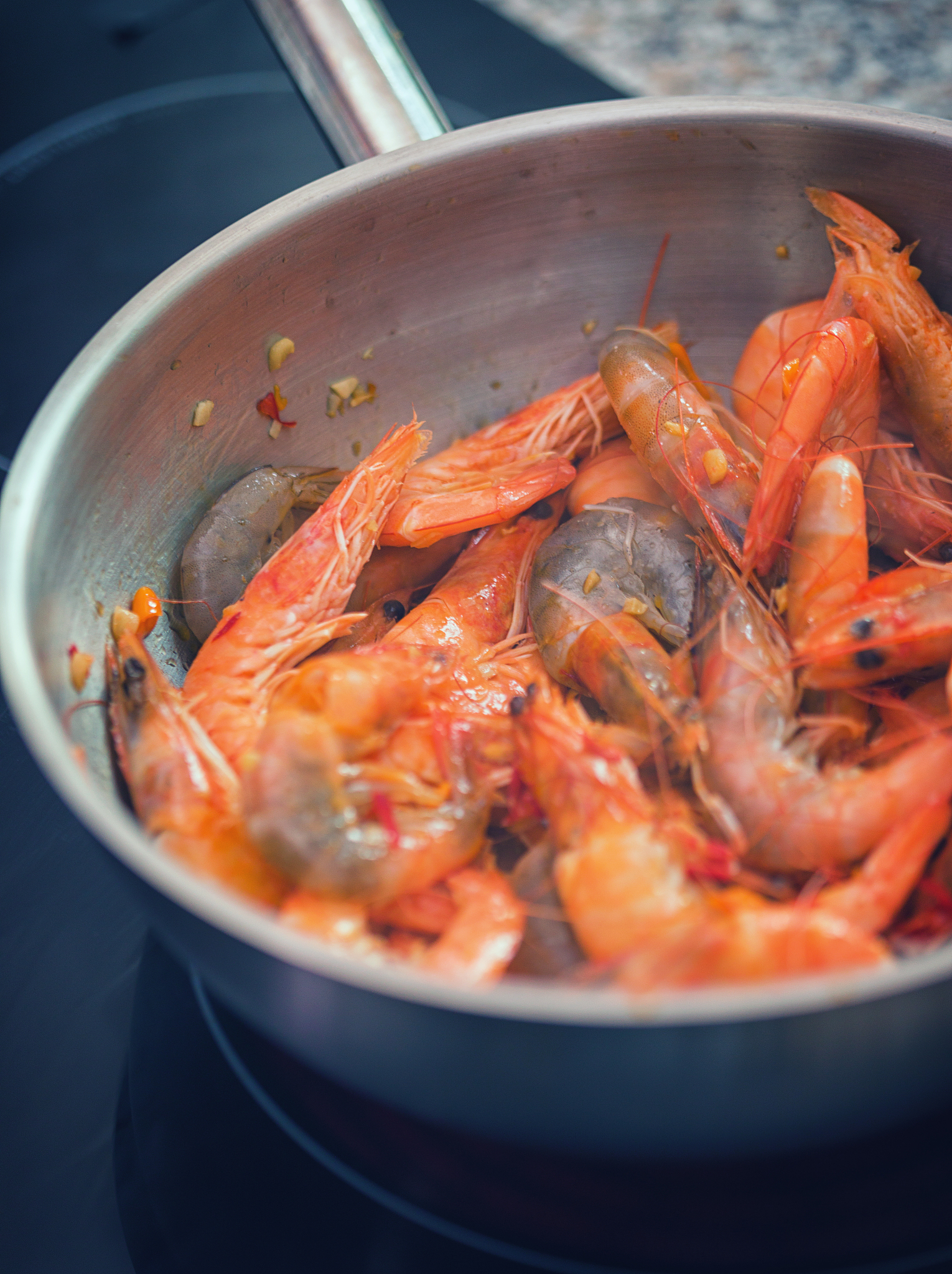 油焖大虾制作教程：详细步骤、技巧和注意事项