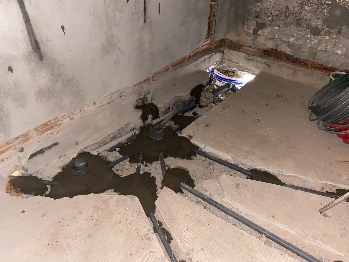 你好老师空间位置都是有的你的意思是那还是排水问题吗之前是没有预留排水管我如果要装的话排水这个排水很困难吗因为我是女孩子嫁进他们家的我公公就说一开始没有装如果后面再加个卫生间的话会很麻烦加不了的意思我想知道是有多麻烦就是哪方面比较麻烦就是这个排水吗？如果弄排水的话大约是个什么流程呢