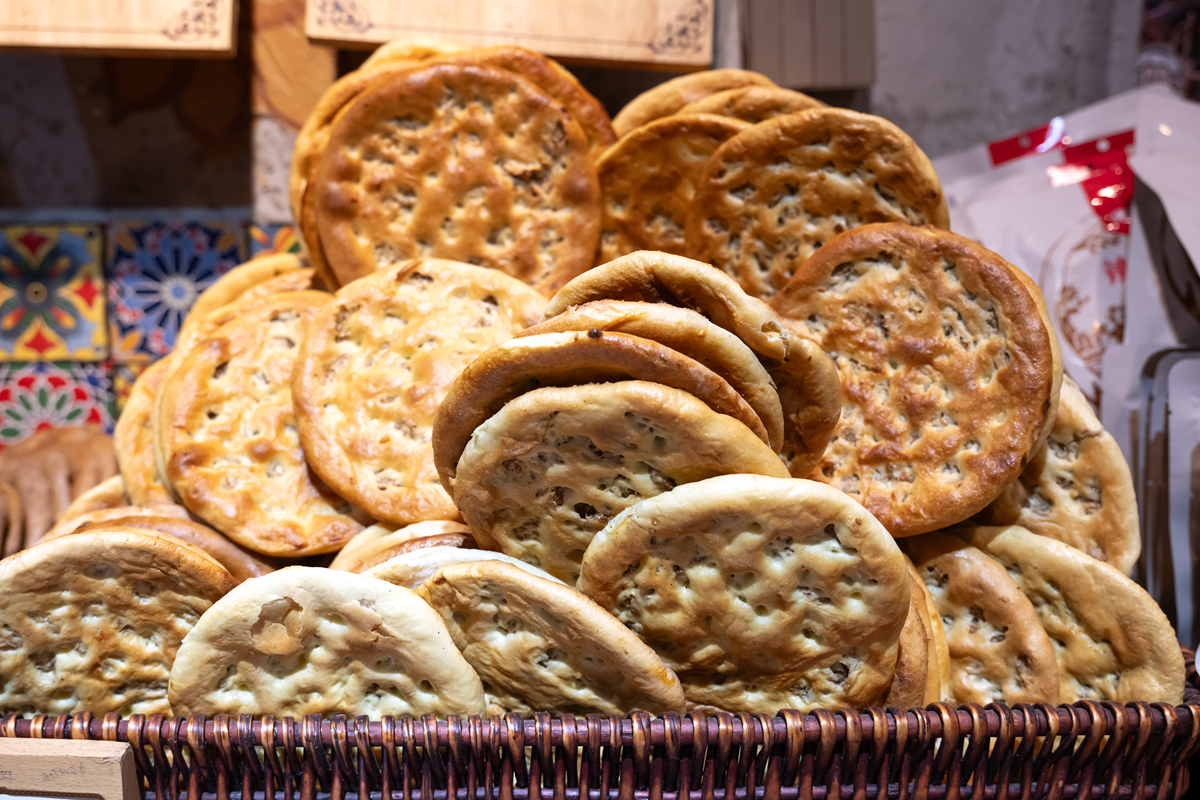 曲阳烧饼河北曲阳传统名点之一据考已有千余年历史堪称中国北方面食中的一绝曲阳烧饼是曲阳特色食品配料有专制秘方制作精巧有香酥怡人饼薄香脆的特点且久放不疲、风干不硬。以白面、脱破芝麻、食油、盐制作吃起来香、酥、脆。你现在要写一篇小红书文案能帮我写一个500字左右的文案主要凸显曲阳烧饼是我吃过最好吃的烧饼而且文案语言最好能够生活化一点体现出感情。