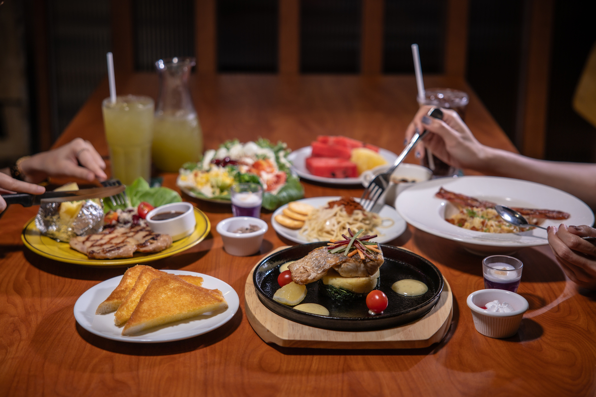 朋友问你餐厅吃了什么？如何回答？