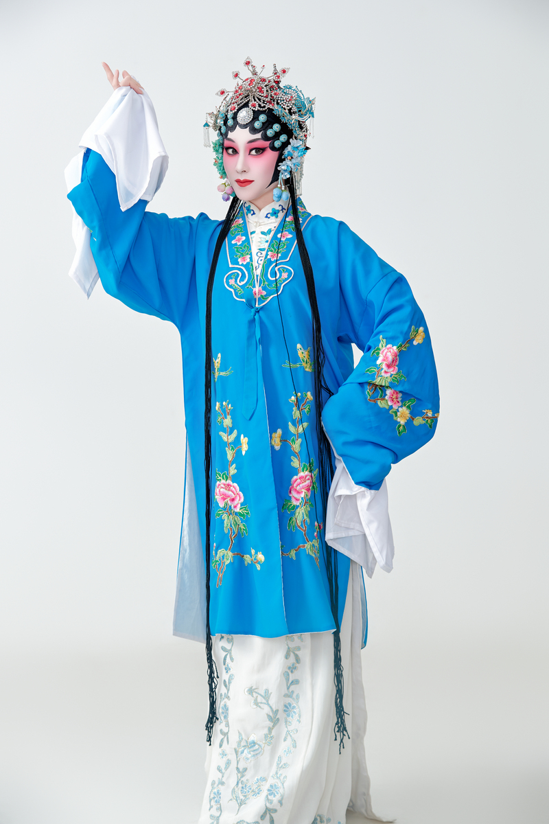 女演员扮演京剧和昆曲中的青衣角色,京剧和昆曲被誉为