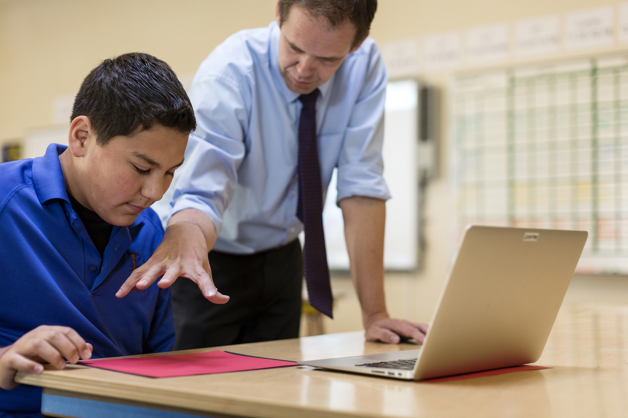 将下面转化成关系模型一个教学管理系统需要提供以下服务：查询学生信息、班级信息、课程信息、教师信息、考试信息、教室信息、教材信息。学生信息可通过学生学号查询包括学生姓名、籍贯、政治面貌、入学年月、联系方式和住址。班级信息可通过班级号查询包括班级人数、所属专业和所在年级。课程信息可通过课程号查询包括课程名称、课程学分、课程学时、课程时间并且还能够查询课程的平时成绩和考试成绩。教师信息可通过工号查询包括