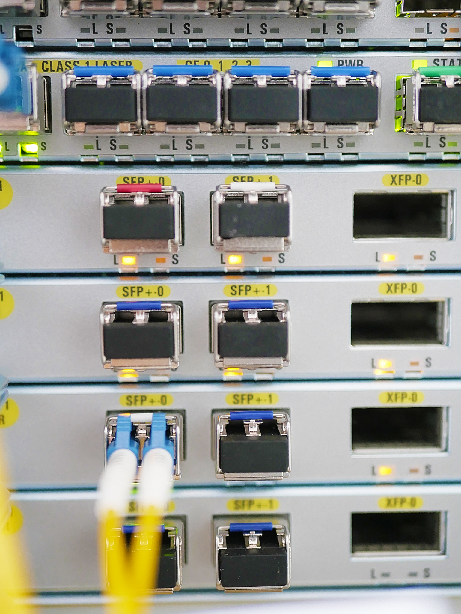 军用通讯设备接收端前端放大模块设计：恶劣因素分析