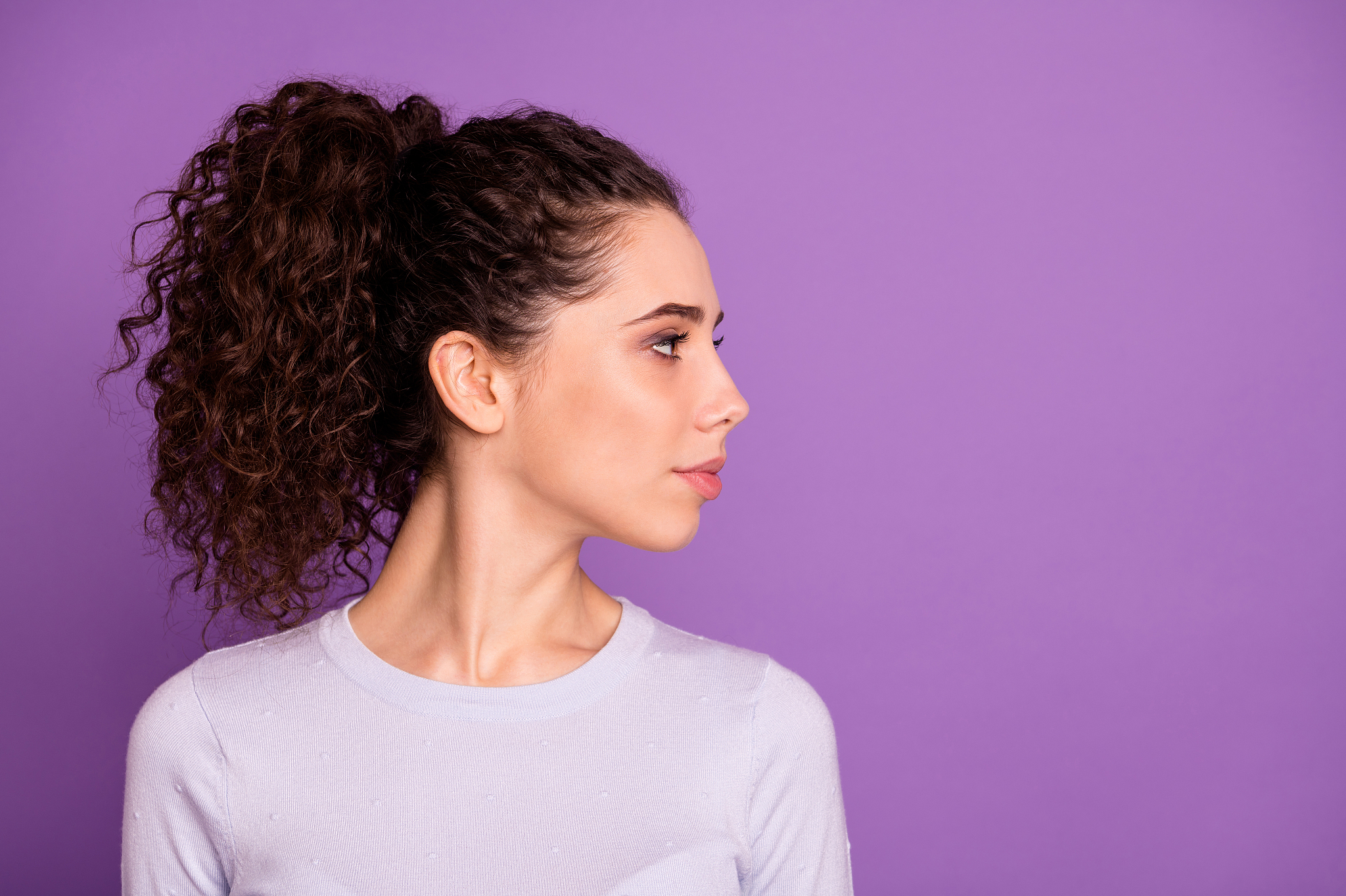 穿着浅紫色日常T恤的她，散发着可爱气息