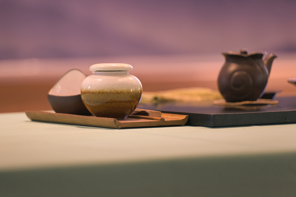普洱茶最佳存茶容器：陶瓷茶罐或紫砂壶