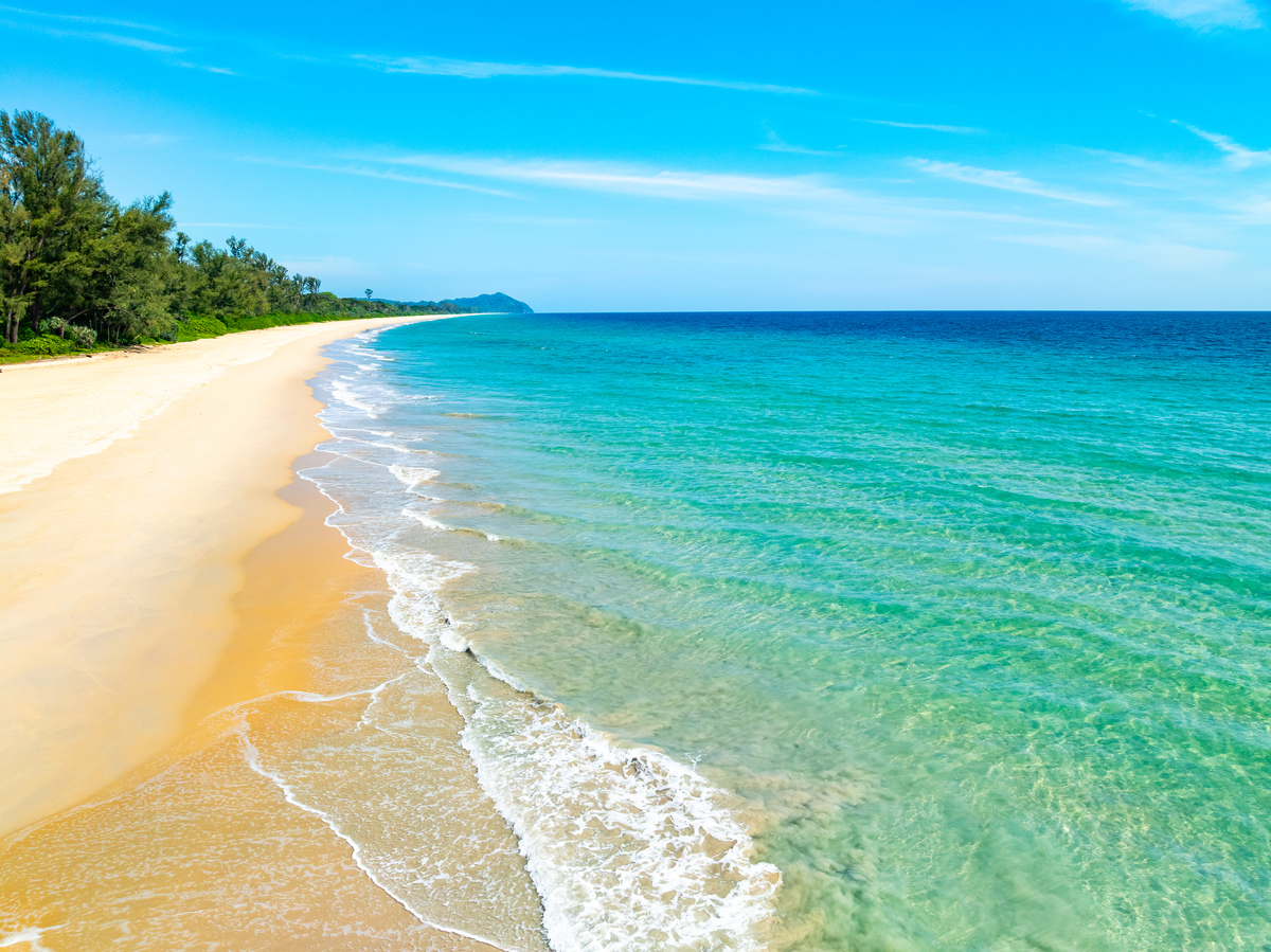 描述一下阳光明媚的沙滩