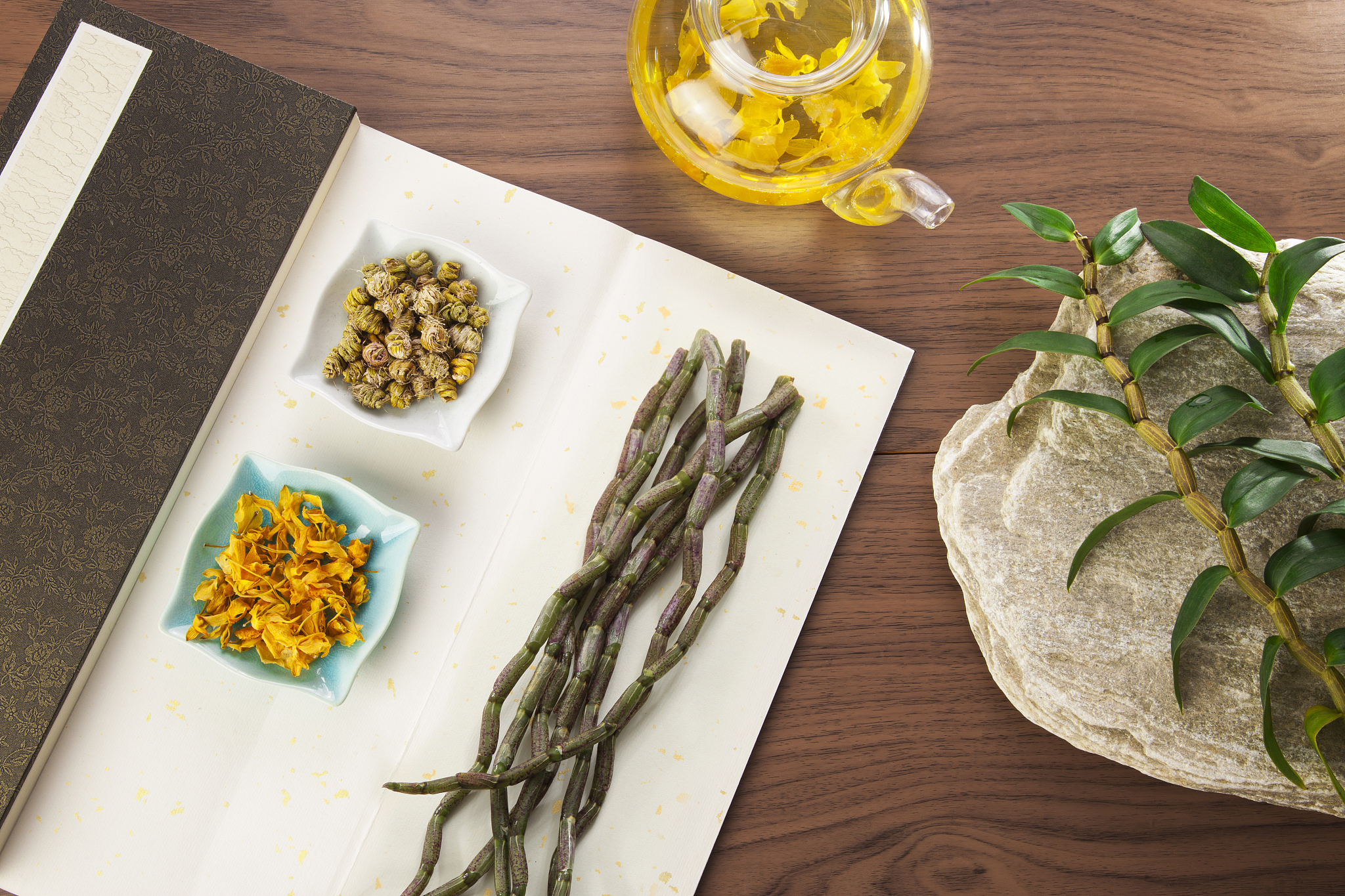 黄芪石斛泡水功效：增强免疫力、提高抵抗力、改善睡眠