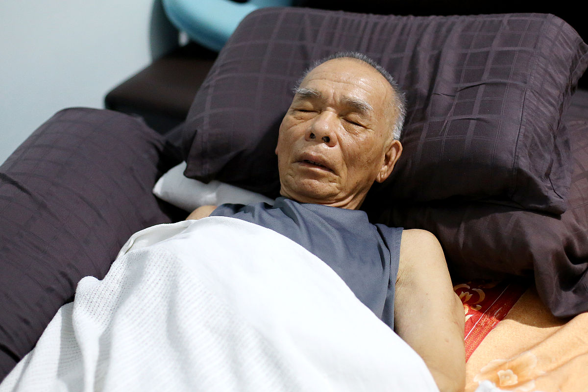 老人过背为什么是去世的意思
