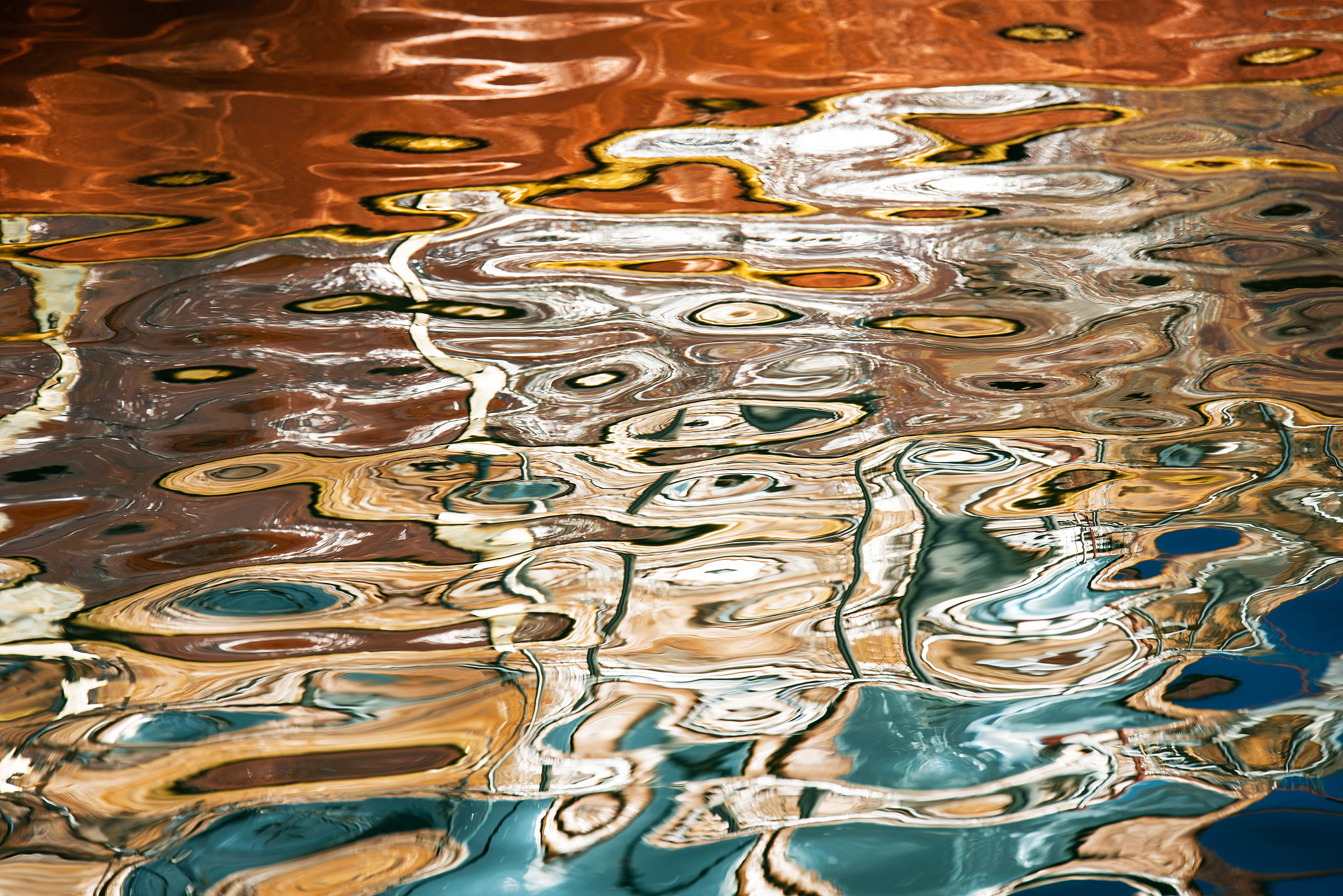 阿普里尔格雷曼的作品设计特点300字