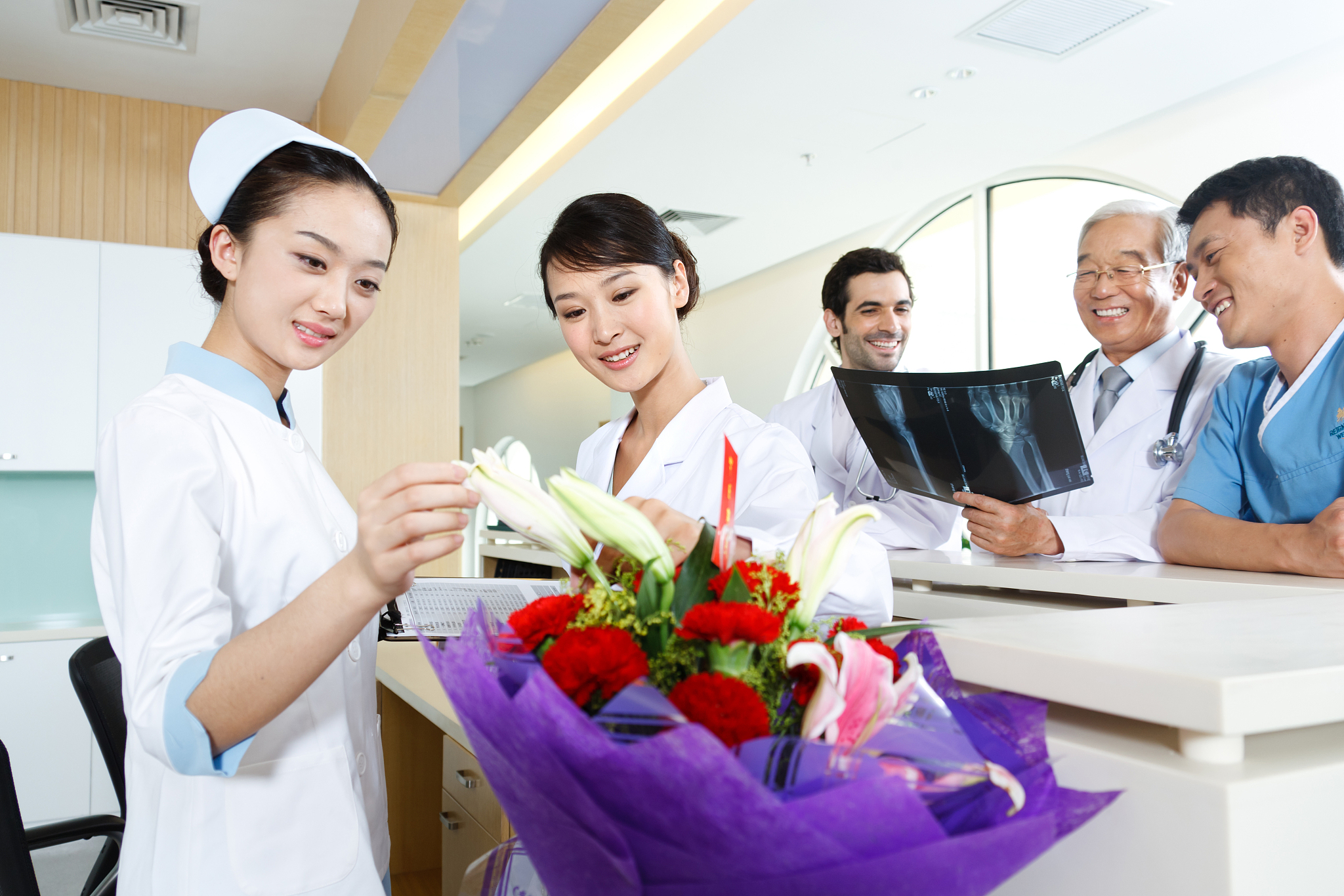 1、护士必须具备的哪些职业素养 A、有良好的医德医风廉洁奉公。不做违反道德良心的不合法操作或不忠于职守的工作以维护职业的声誉。B、具有诚实的品格、较高的道德修养及高尚的思想情操。C、热爱护理事业热爱本职工作具有为人类健康服务的敬业精神。为什么