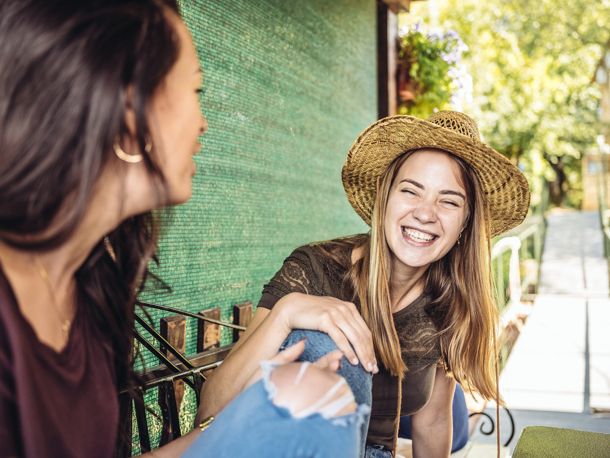我是男生有想变成可爱的女孩的梦想一天醒来突然变成女孩子了以此写一篇2000字小说