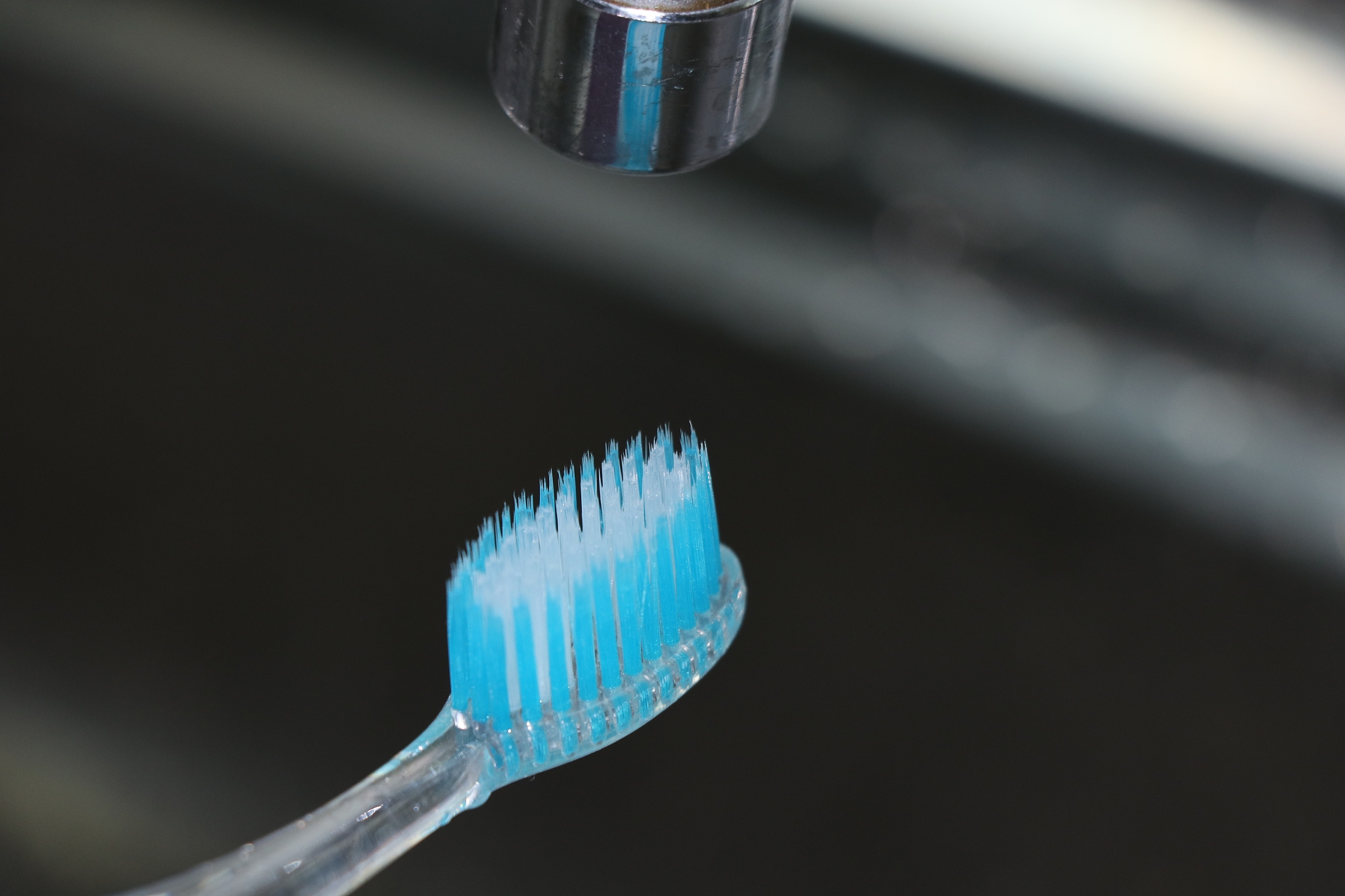 电动牙刷的缝隙长出黑色的