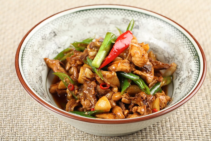 小炒黄牛肉和肥肠烧鸡的30字好评