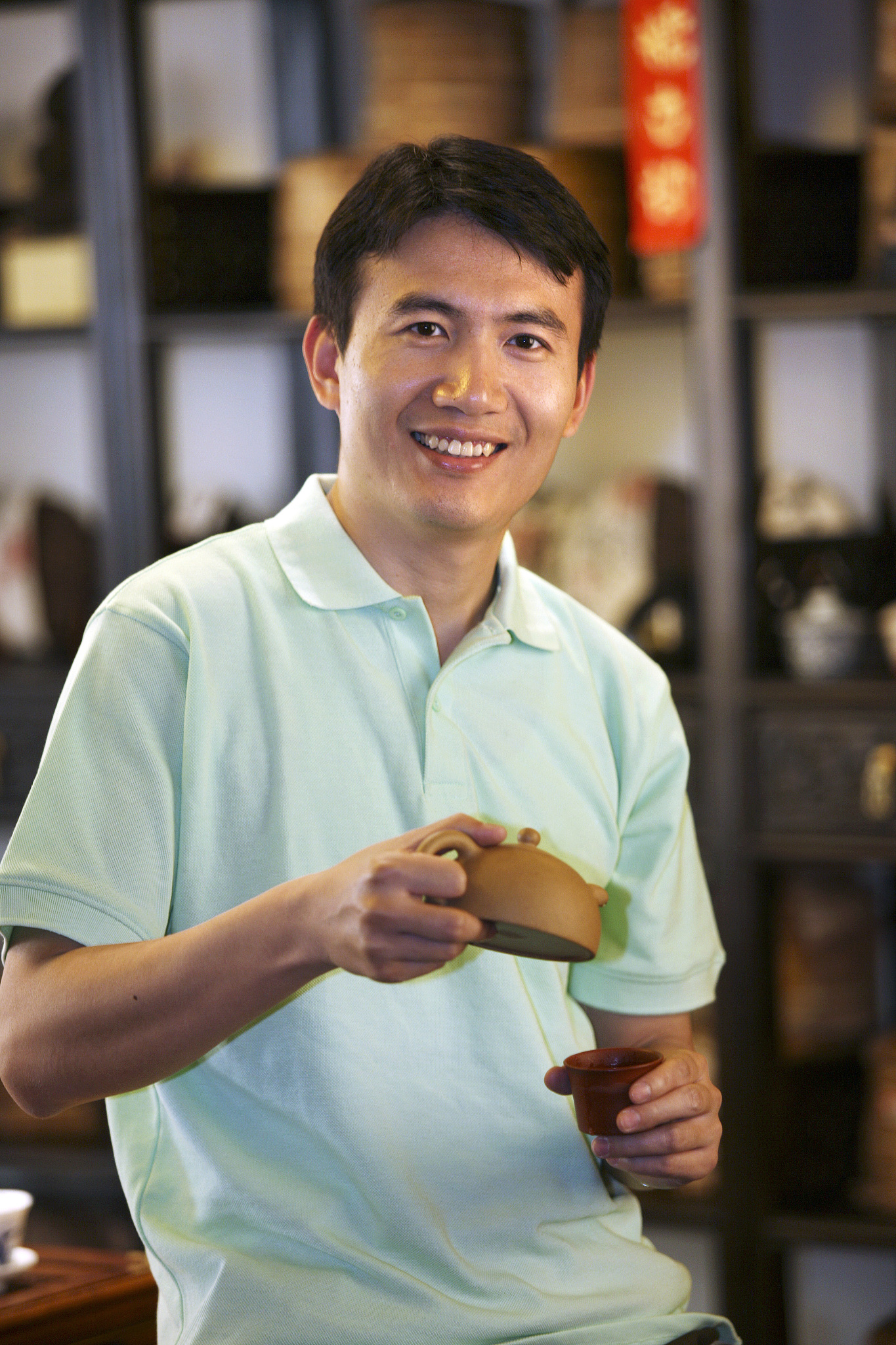 东方男人喝茶