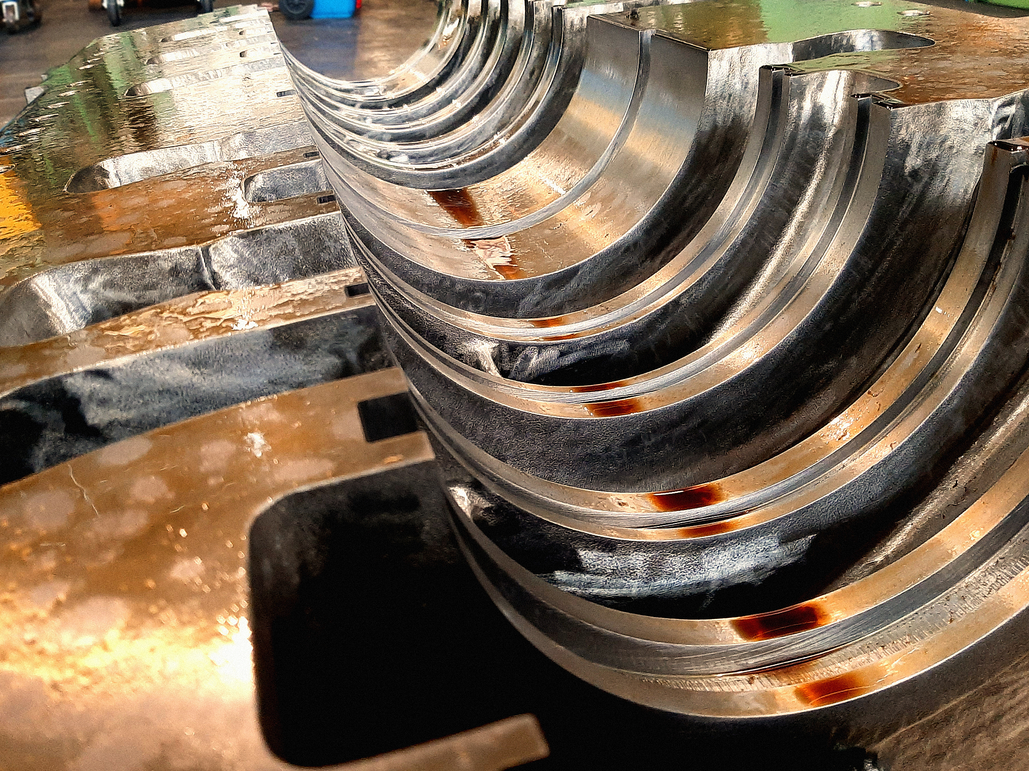 优化回转盘铸铁件铸造工艺：数值模拟分析及实践验证