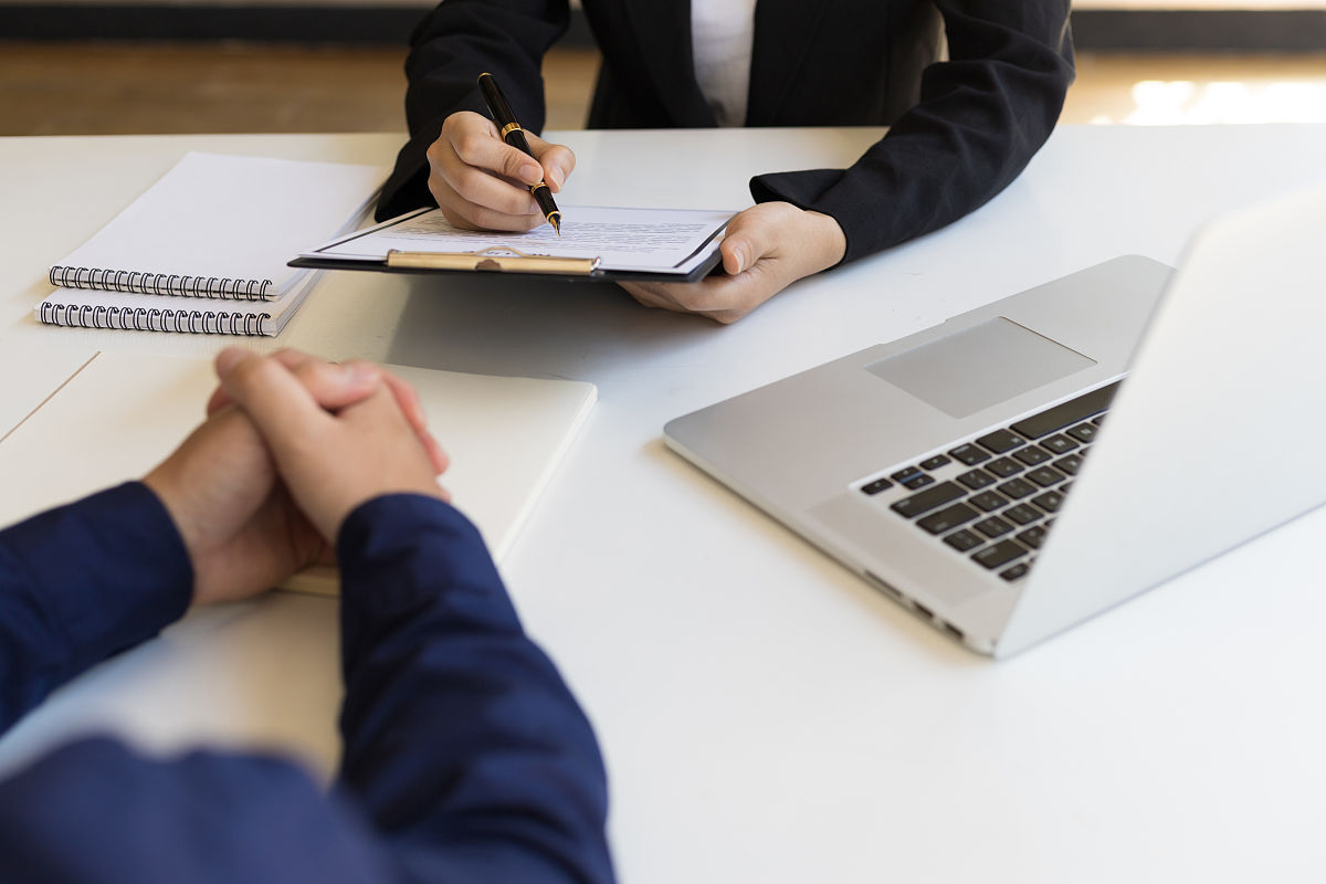 目前香港特別行政區行使的法律制度是源於英國的普通法律師很為律師和大律師。至於中國執行駛大陸法只有律師無分律師和大律師。假若將來香港實行司法改革司法制度中國化甚至完成回歸。那麼香港的律師和大律師兩隻當中那個更有可能會被保留？抑或是香港的法律執業者屆時會自動失去執業資格？請你根據所有資料分析將來可能出現的情況