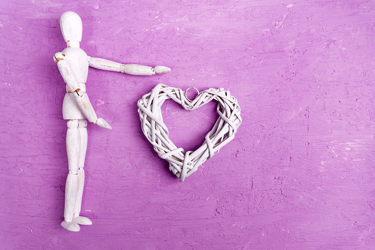 我是论文降重师请对下面这句话进行降重：TransR 模型中空间级的映射尽管有效提高了图谱中知识的表达但不可避免地扩充了参数的规模延长了模型整体的计算周期。