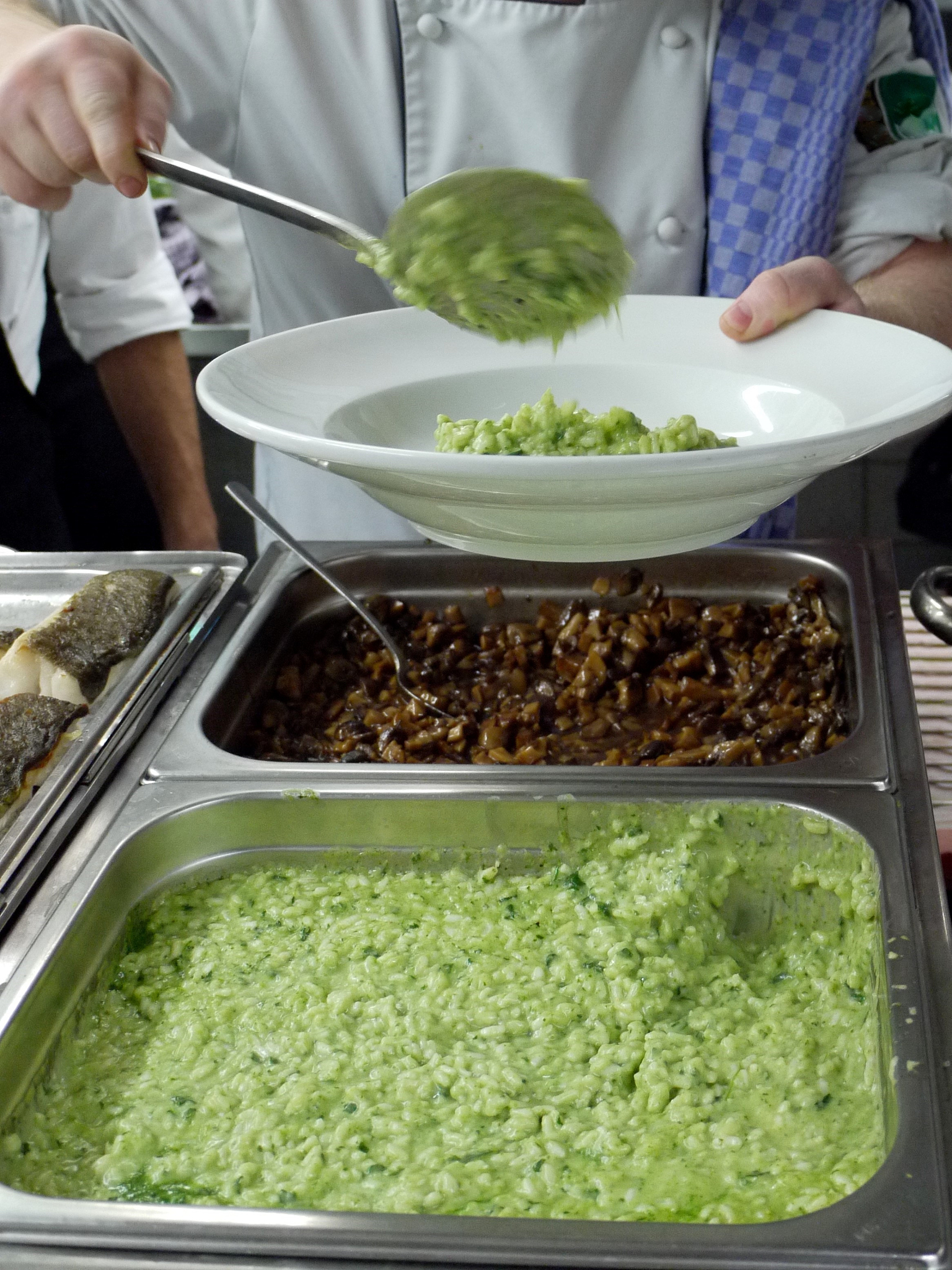 云南新西南技工学校烹饪专业就业方向：前景广阔，机会多多